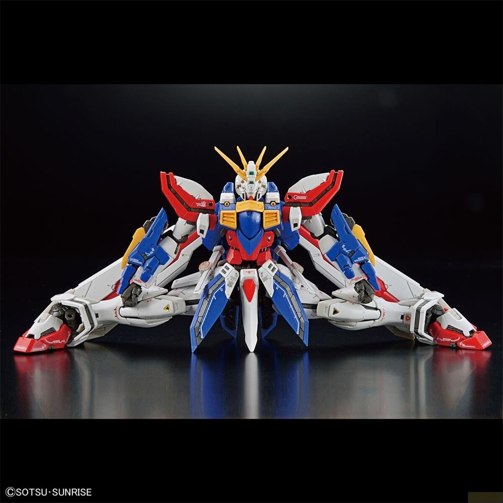 Un robot blu, bianco e rosso con ali sta su una superficie lucida.