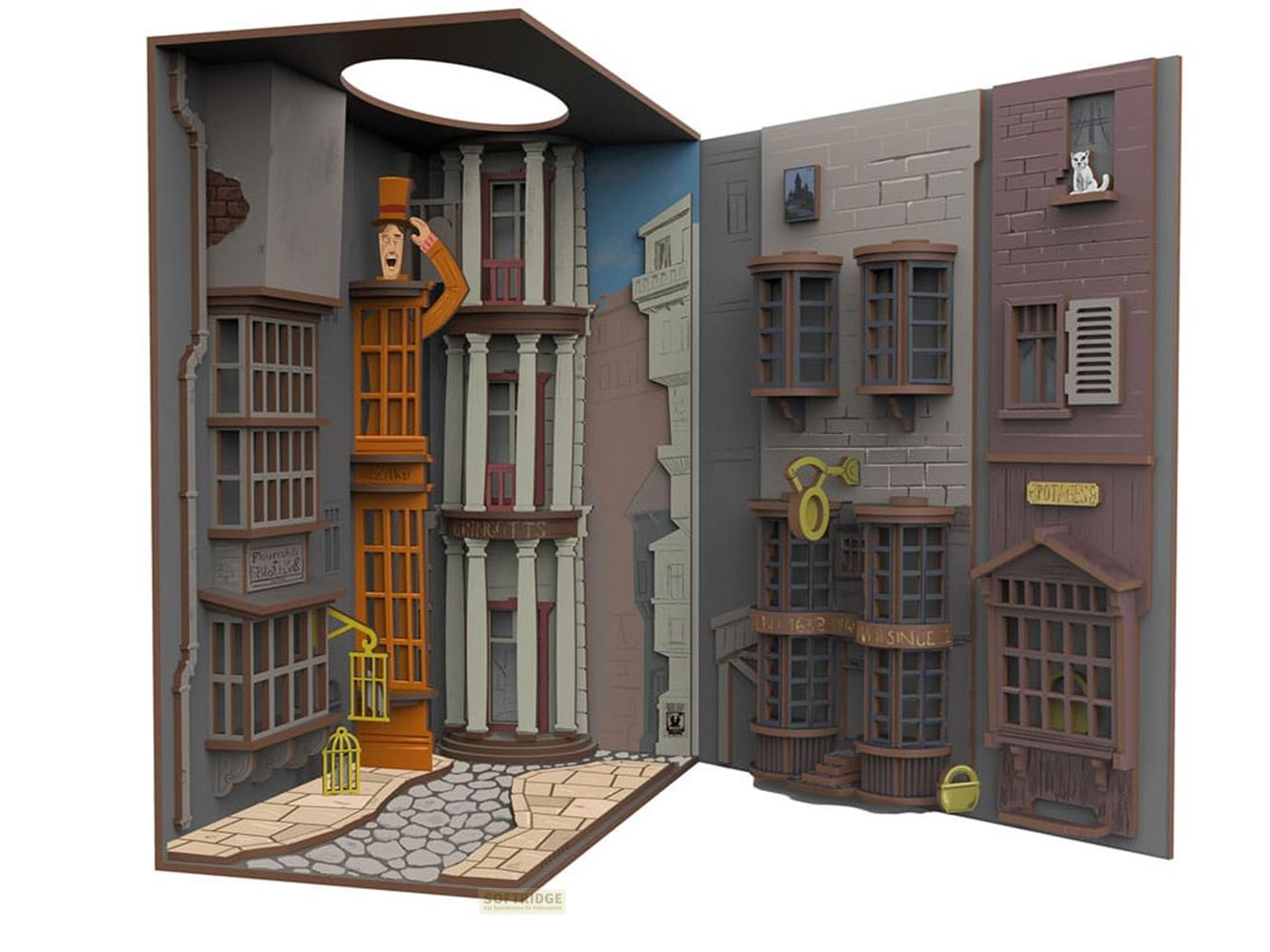 Diorama di una strada con negozi, un uomo con cilindro e un gatto.