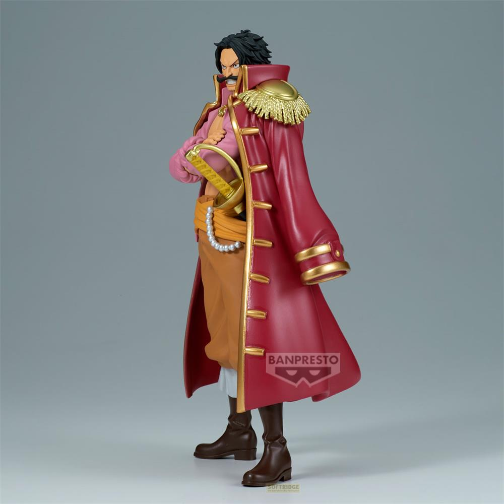 Eine Figur von Gol D. Roger mit rotem Mantel, orangefarbener Hose, Schwert und Schnurrbart.