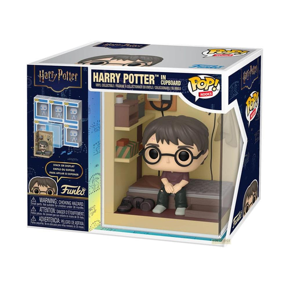 Harry Potter Figur im Schrank, mit Bett und Regalen. Funko Pop Vinyl.