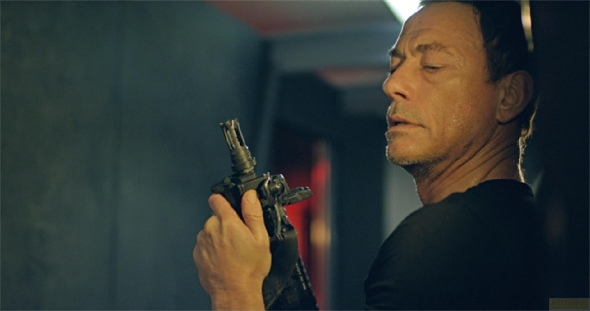 Un uomo tiene una pistola, la testa inclinata, gli occhi chiusi.