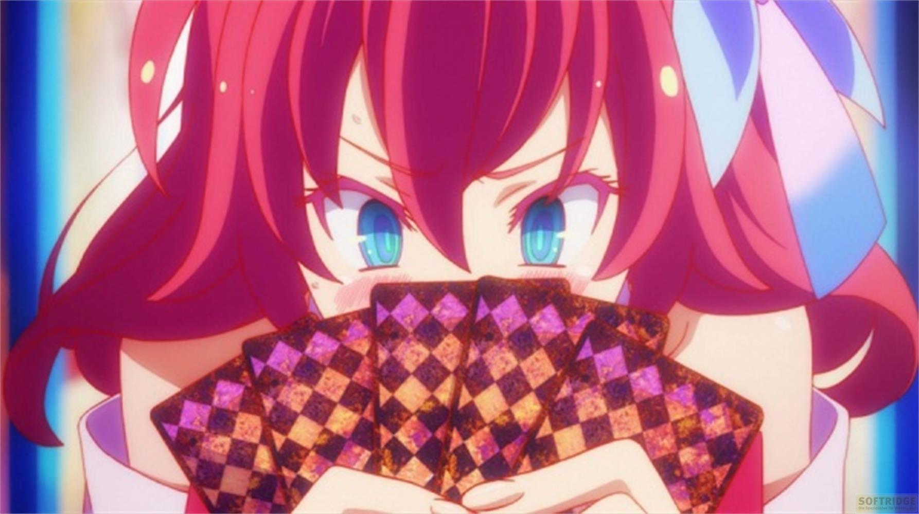 Ragazza anime con capelli rosa tiene carte da gioco davanti alla bocca, occhi blu.