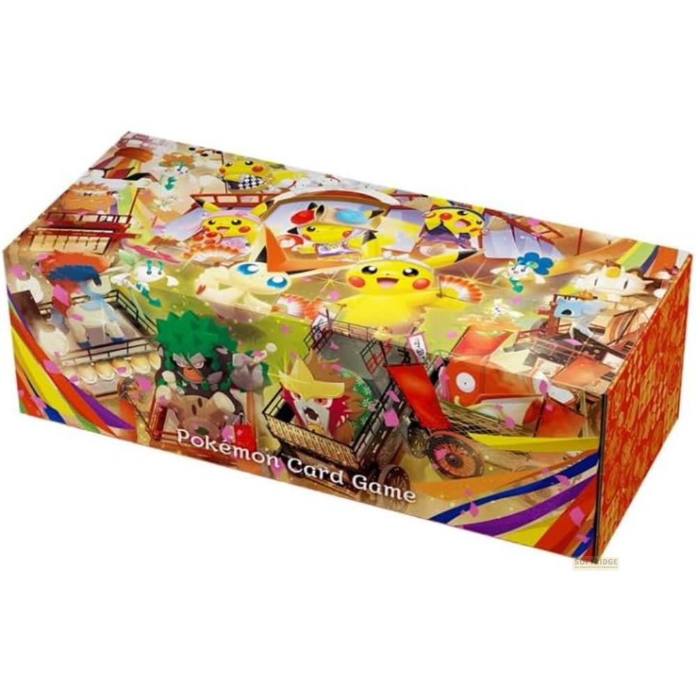 Boîte colorée avec des motifs Pokémon et Pikachu. Indique "Pokémon Card Game".