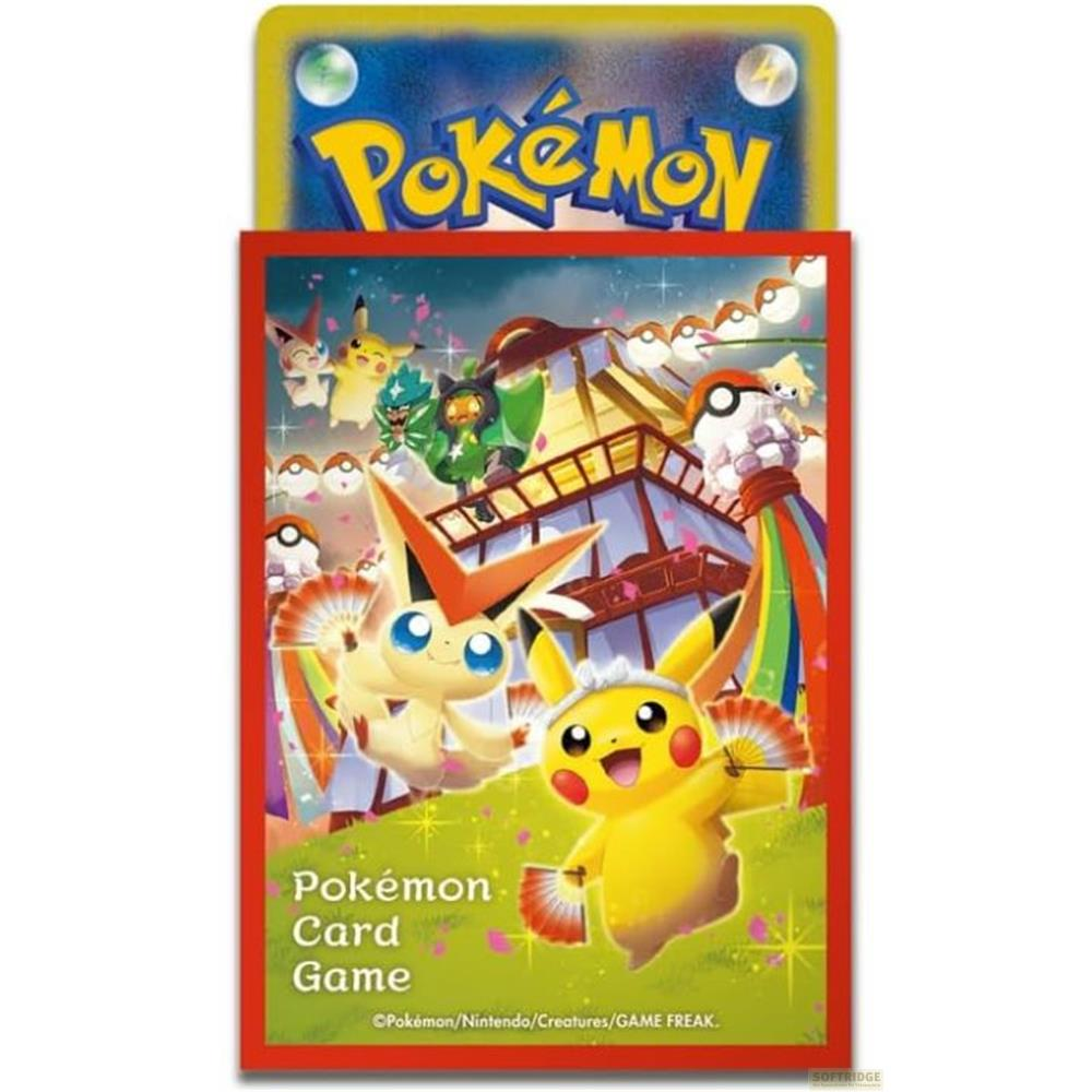 Pikachu et Victini tiennent des éventails devant un bâtiment avec d'autres Pokémon.