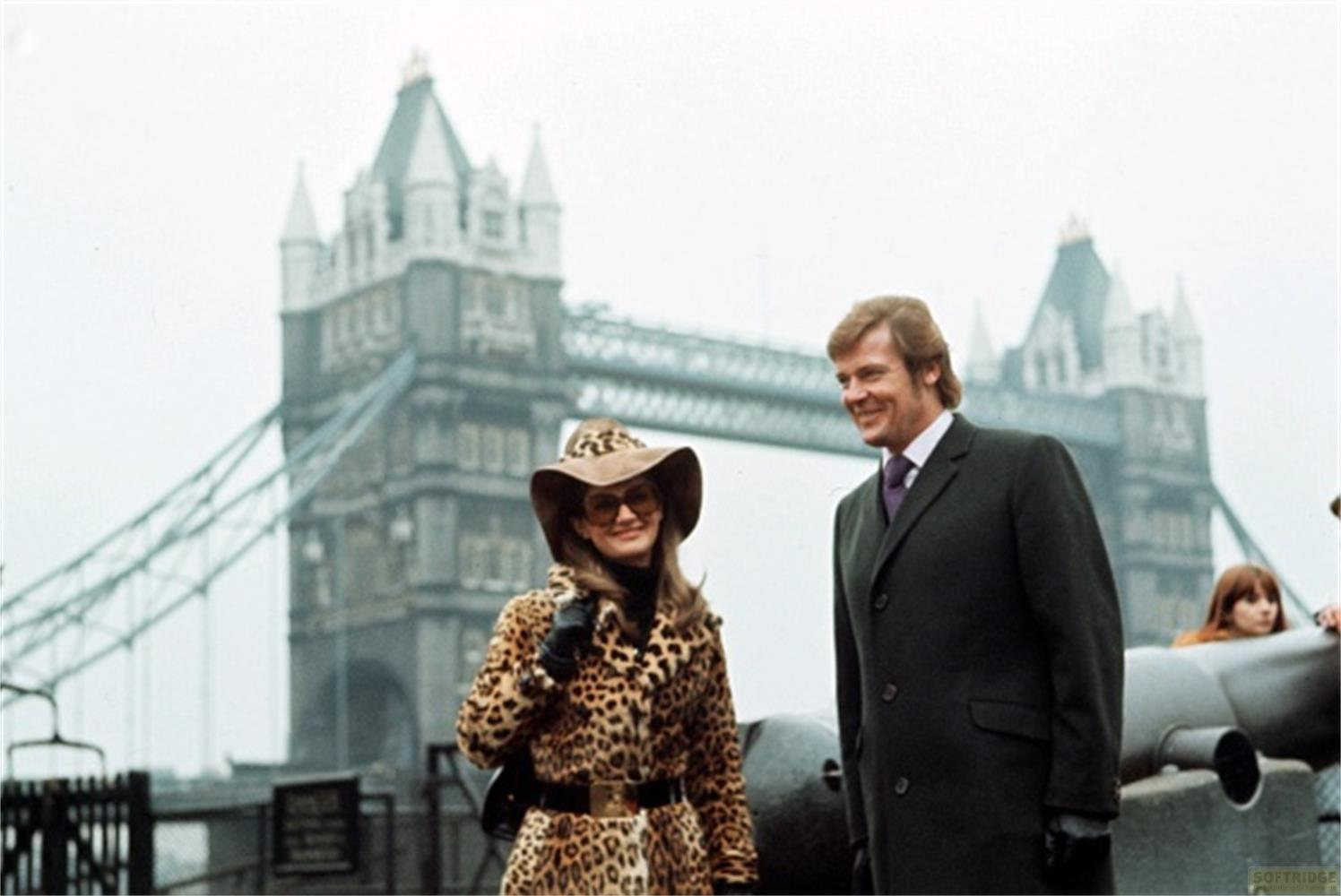 Un homme et une femme se tiennent devant le Tower Bridge à Londres.