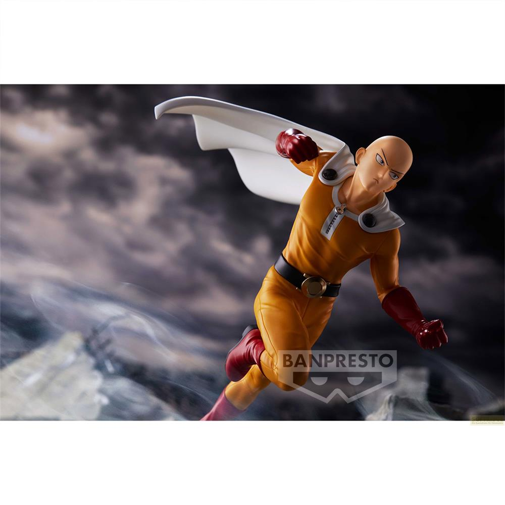 Figura de Saitama con traje amarillo volando con capa blanca ante cielo dramático.