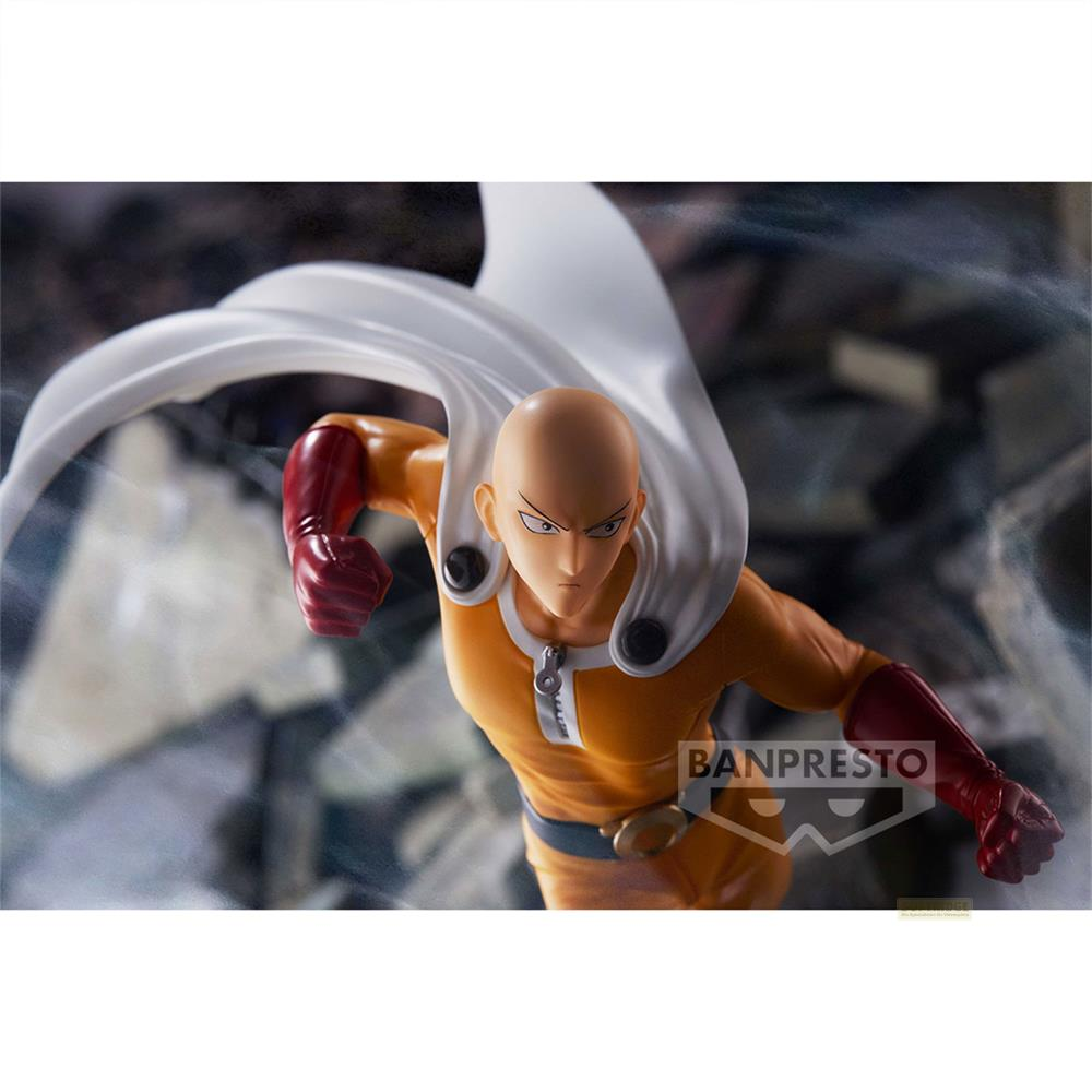 Figura de acción de Saitama con traje amarillo, puño rojo y capa blanca.