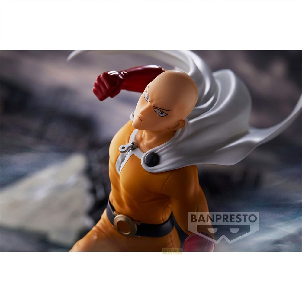 Figura de Saitama con traje amarillo y capa blanca, listo para atacar.