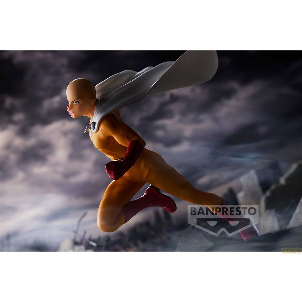 Figura de Saitama con traje amarillo y capa blanca corre contra cielo oscuro.