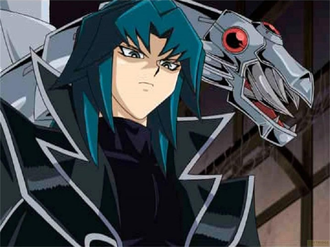 Un personaggio anime con capelli blu, vestito di nero, accanto a una testa di drago meccanica.