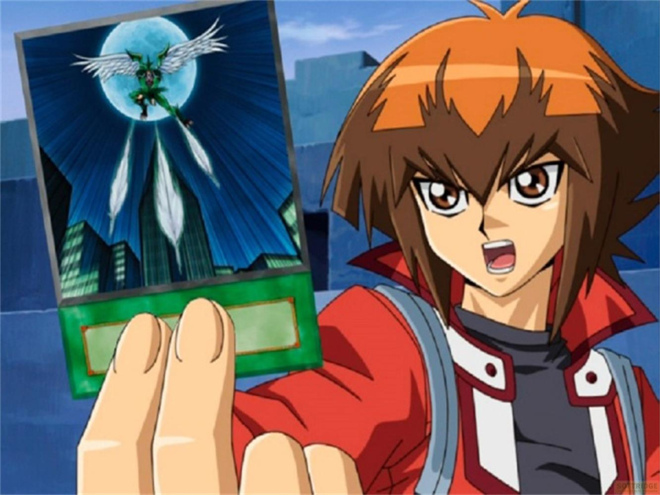 Personaggio anime tiene carta con creatura alata davanti a luna su città.