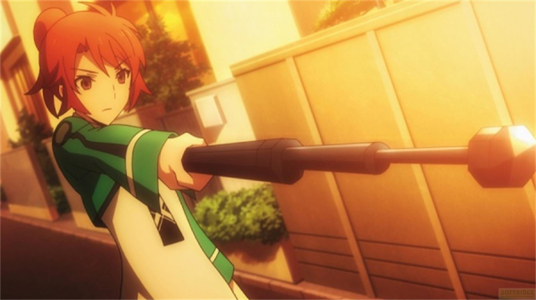 Una ragazza anime con i capelli rossi indossa un outfit verde e bianco tenendo un bastone.