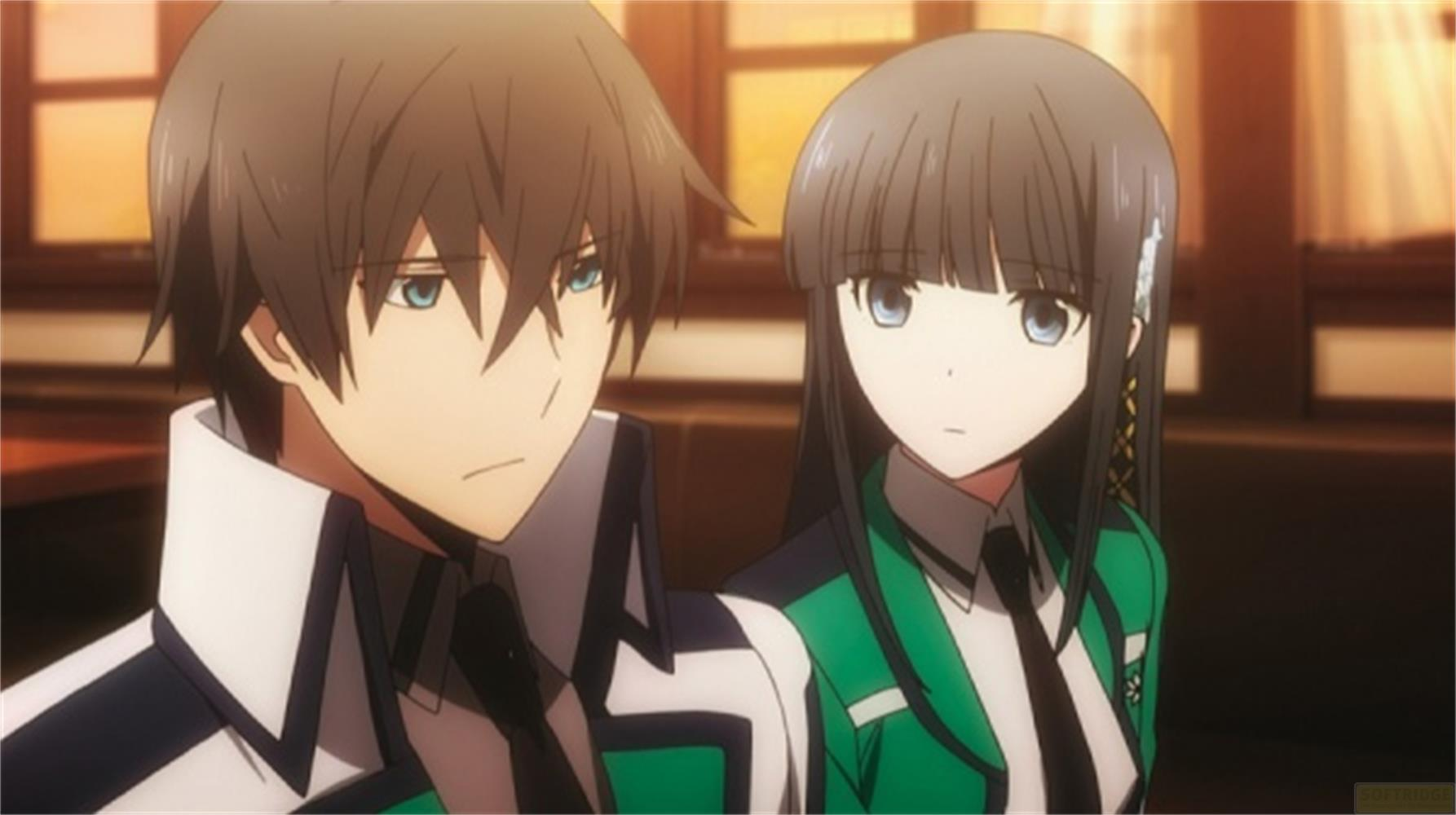 Personaggi anime, un ragazzo e una ragazza, con capelli scuri e occhi chiari, che indossano uniformi scolastiche, guardano avanti.