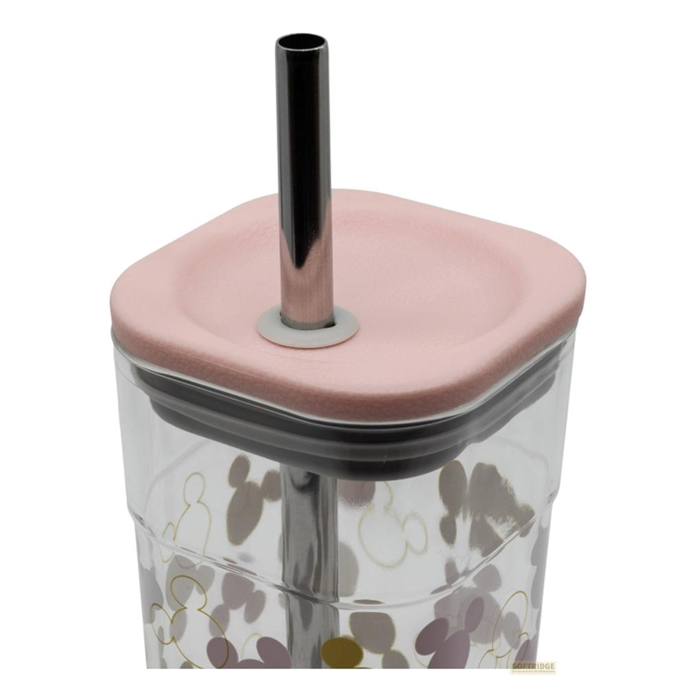 Un vaso transparente con tapa rosa y pajita metálica, con motivos de Mickey Mouse.