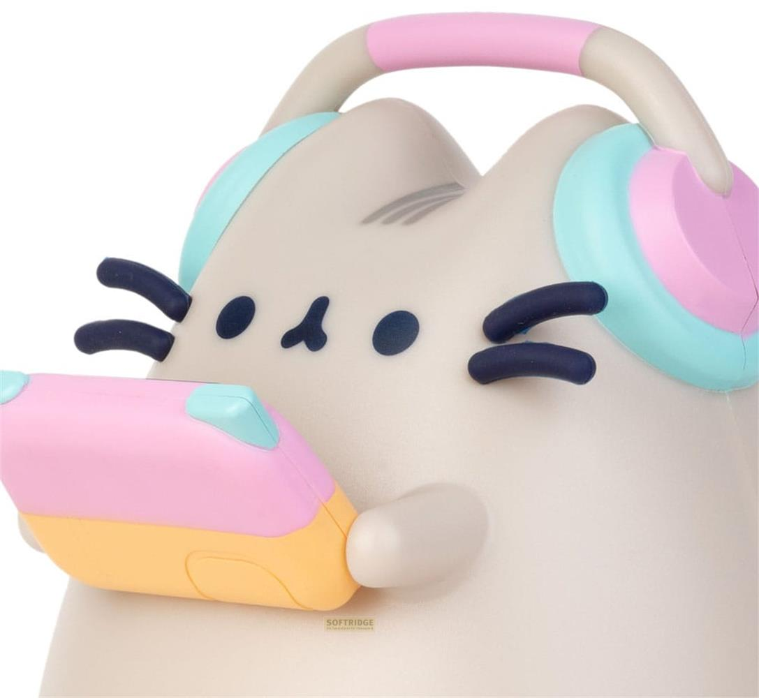 Eine Katze mit Kopfhörern und einem Mikrofon, die Musik hört.