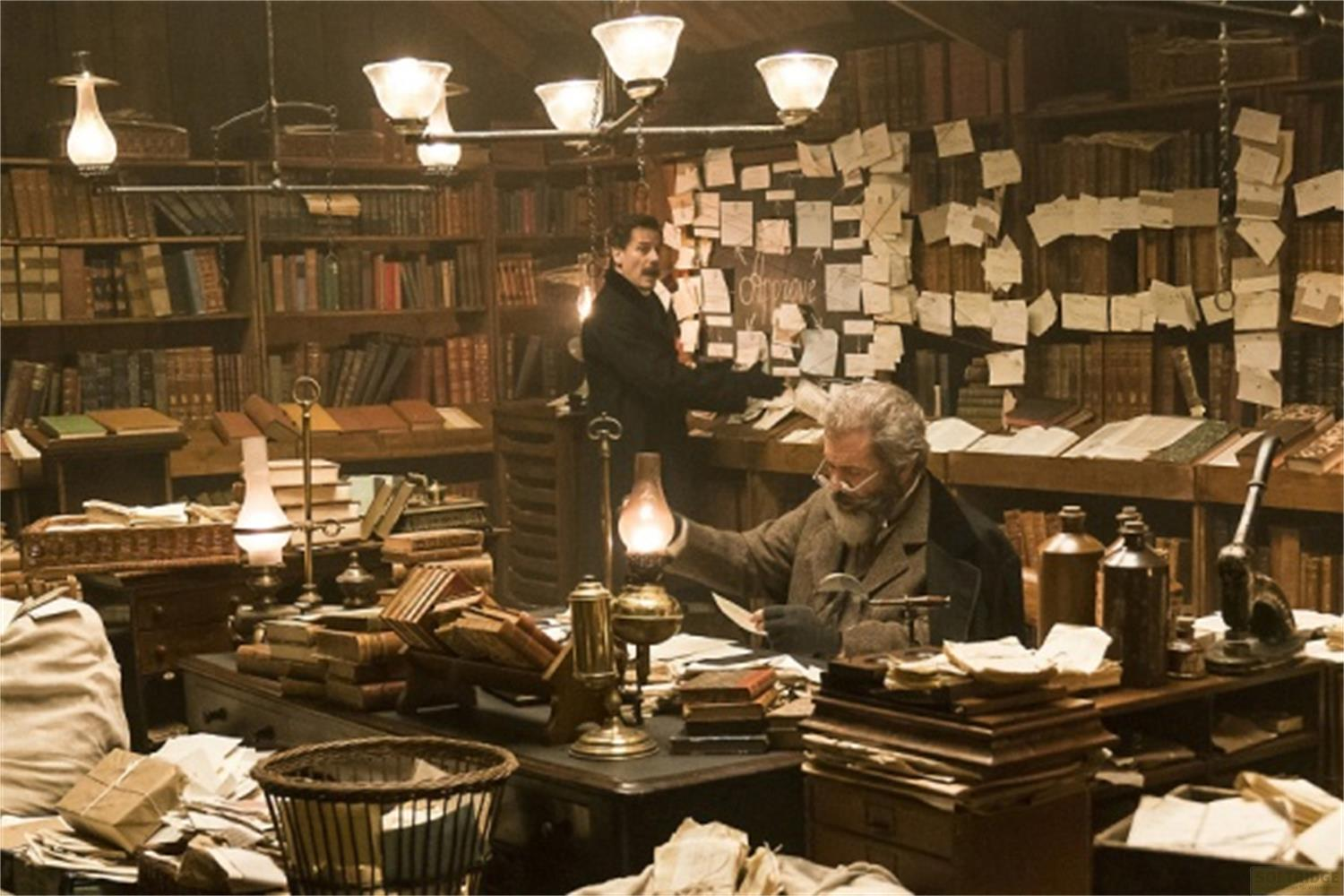 Zwei Männer in einem staubigen Raum voller Bücher und Notizen, mit Gaslampen.