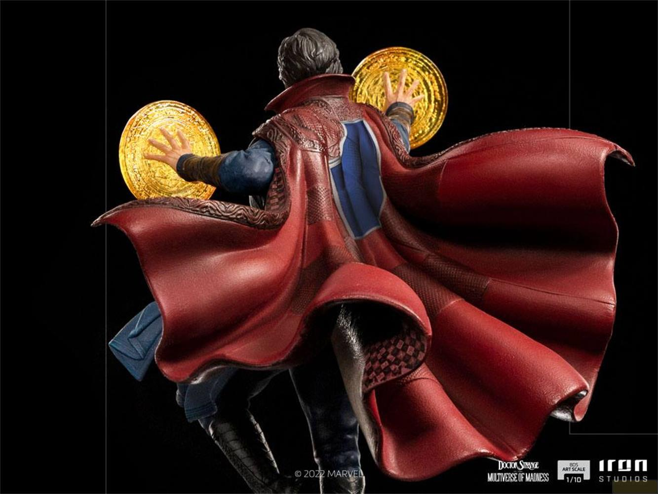Doctor Strange in mantello rosso con cerchi dorati magici.