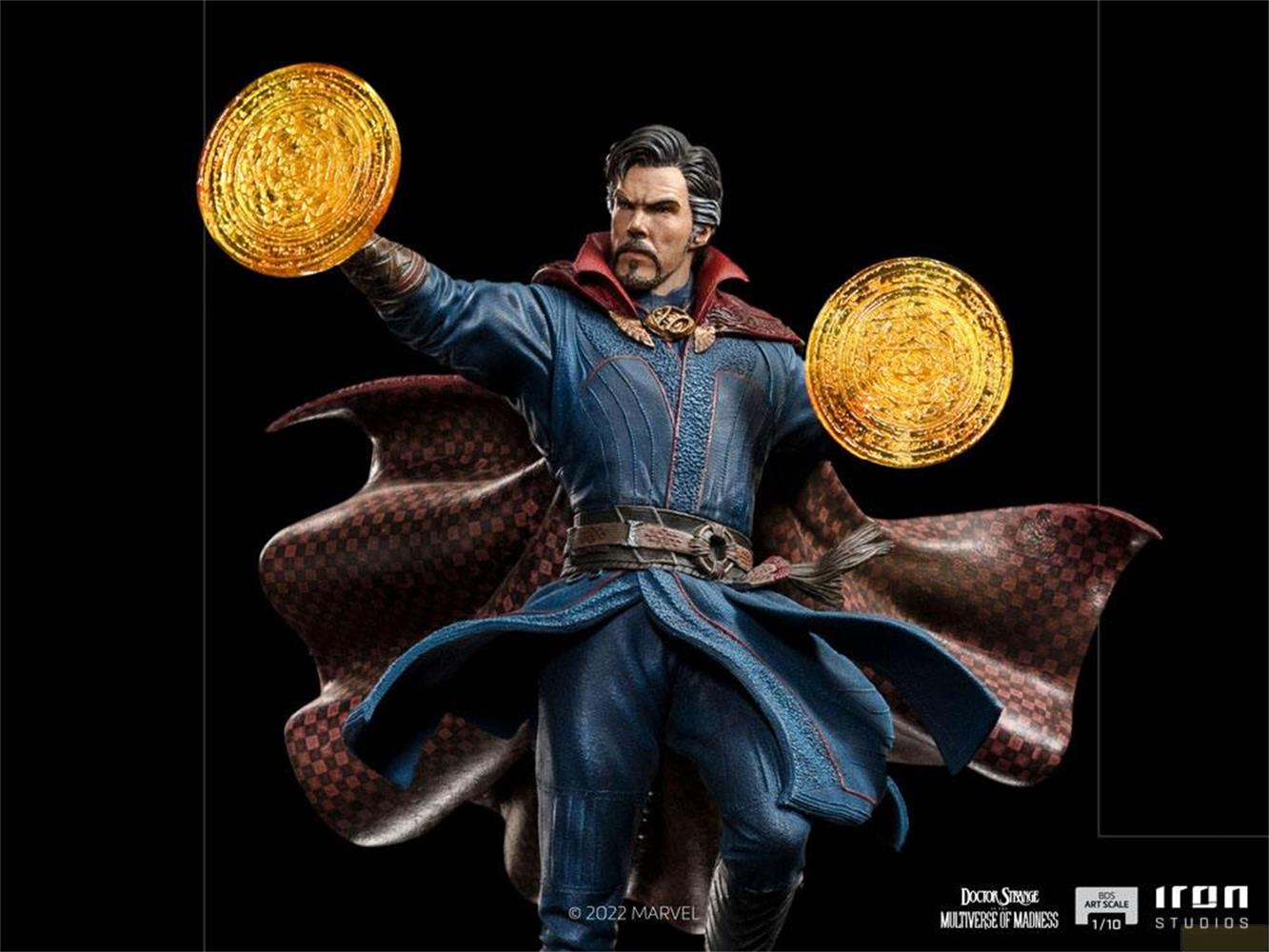 Doctor Strange in costume blu tiene dischi dorati, il mantello vola.