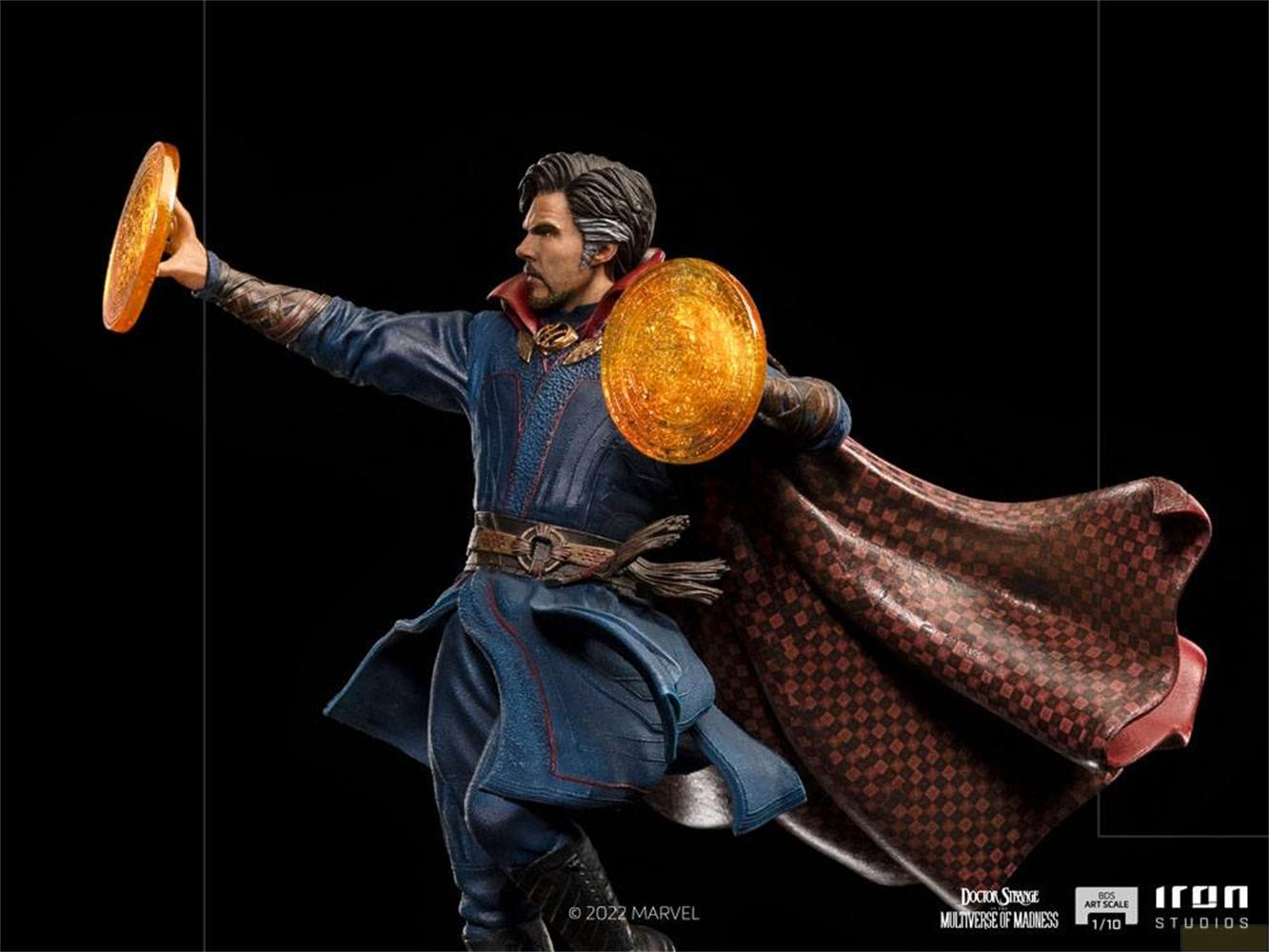 Doctor Strange in veste blu che tiene dischi magici.