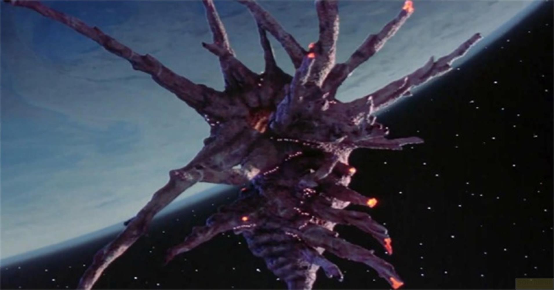 Une créature extraterrestre aux bras tentaculaires flotte dans l'espace devant une planète bleue.