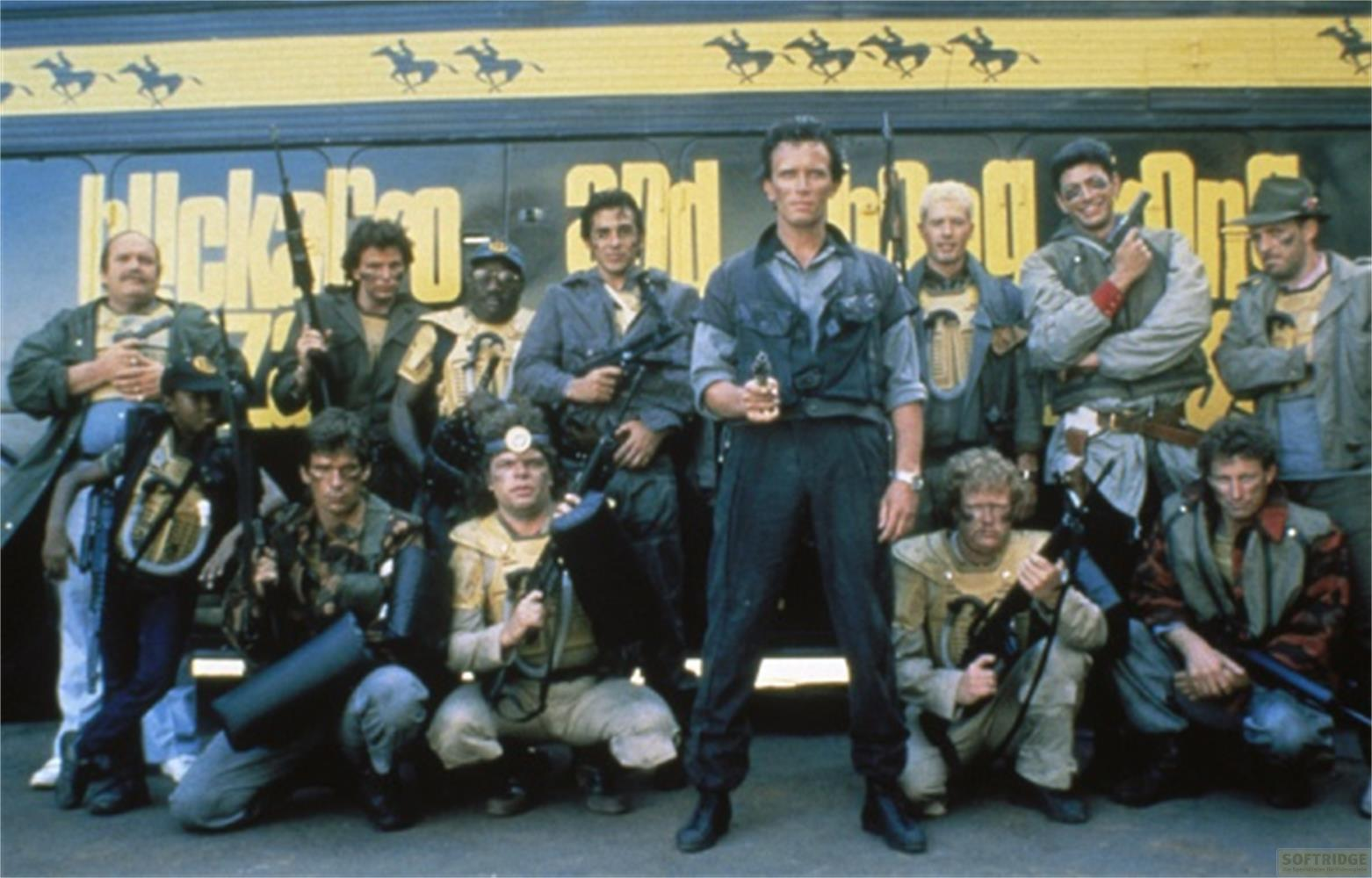 Un groupe d'hommes armés devant un bus jaune avec des silhouettes de cavaliers.