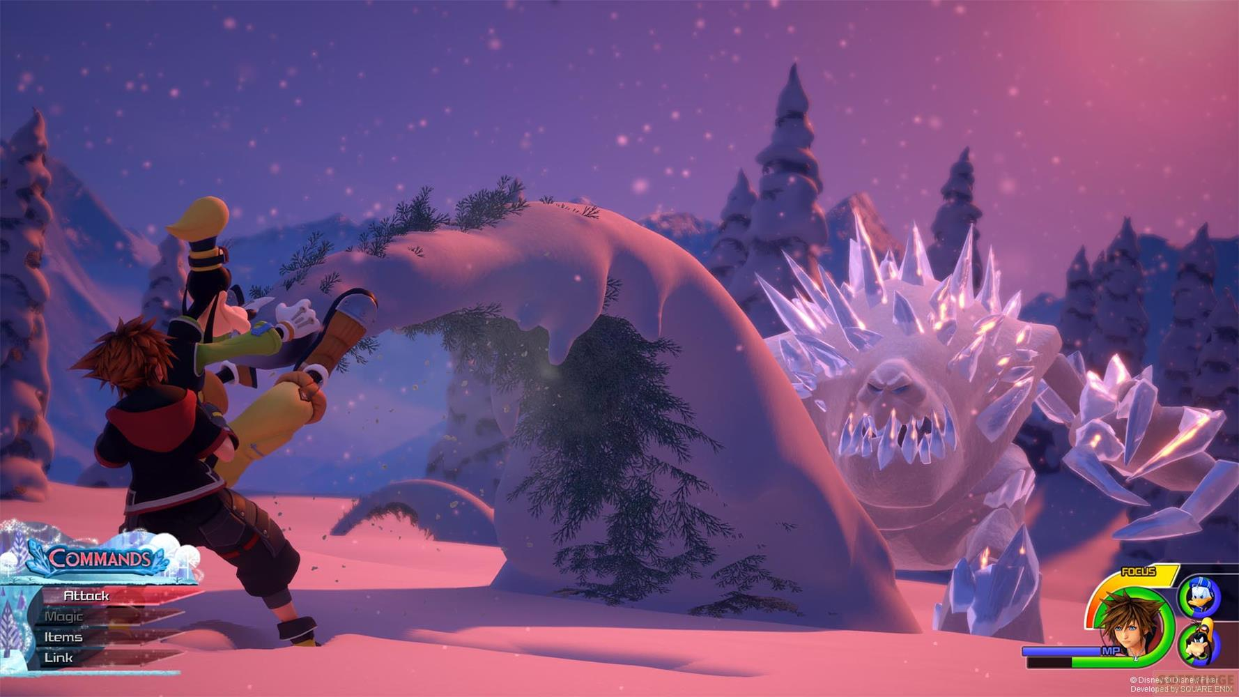 Sora et Goofy combattent un ennemi glacé dans un paysage enneigé.