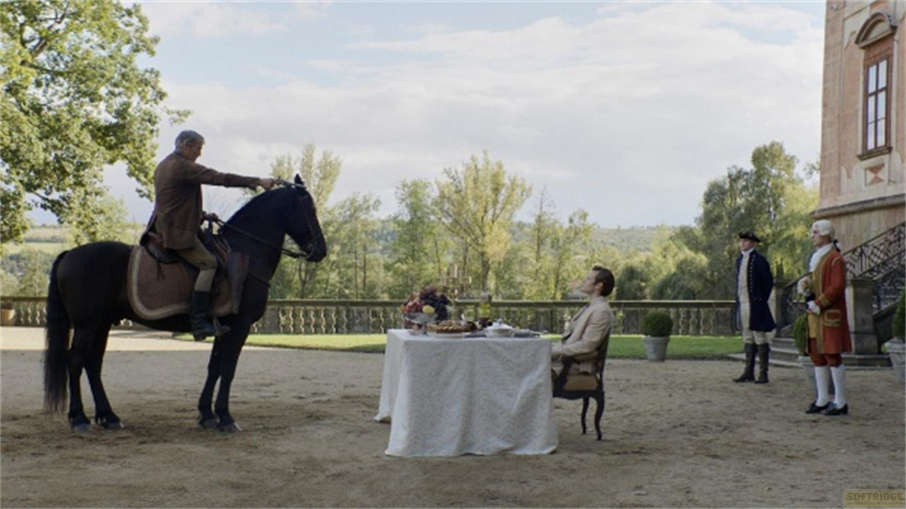 Uomo a cavallo indica uomo a tavola, due uomini vicini.