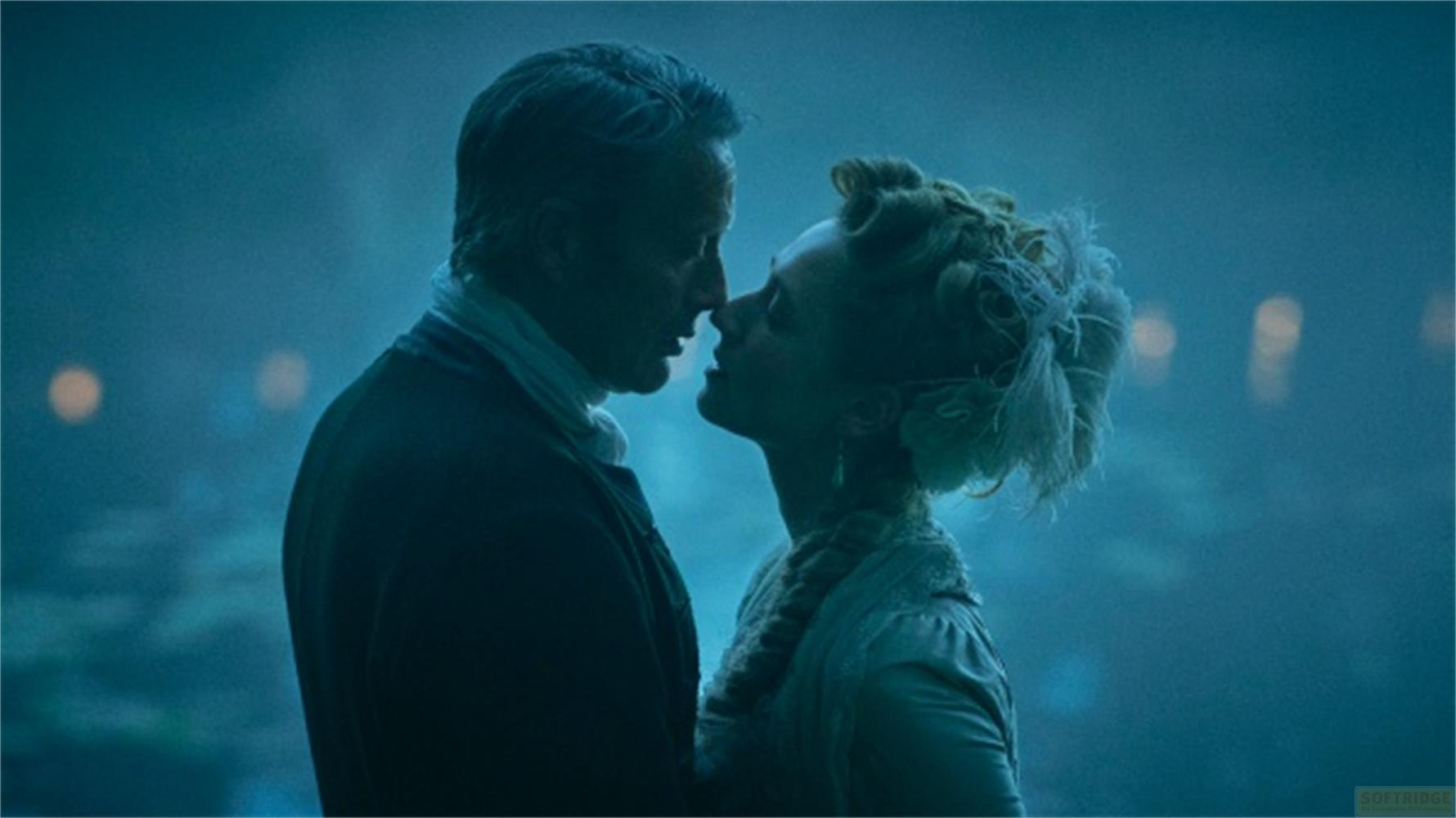 Uomo e donna in abiti storici si baciano nella nebbia.
