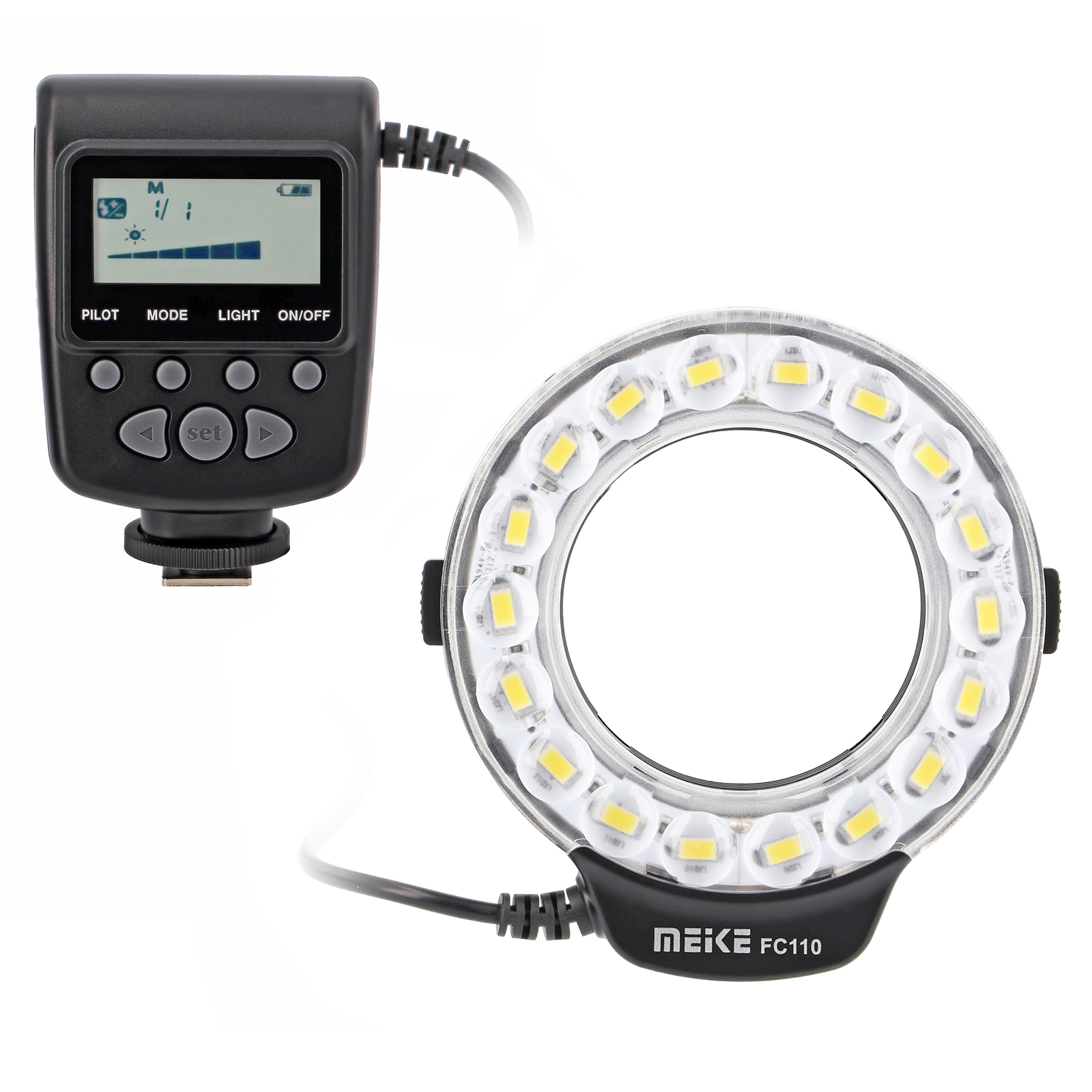 Ein schwarzer Blitz-Trigger und ein Ringlicht mit LEDs auf weißem Hintergrund.