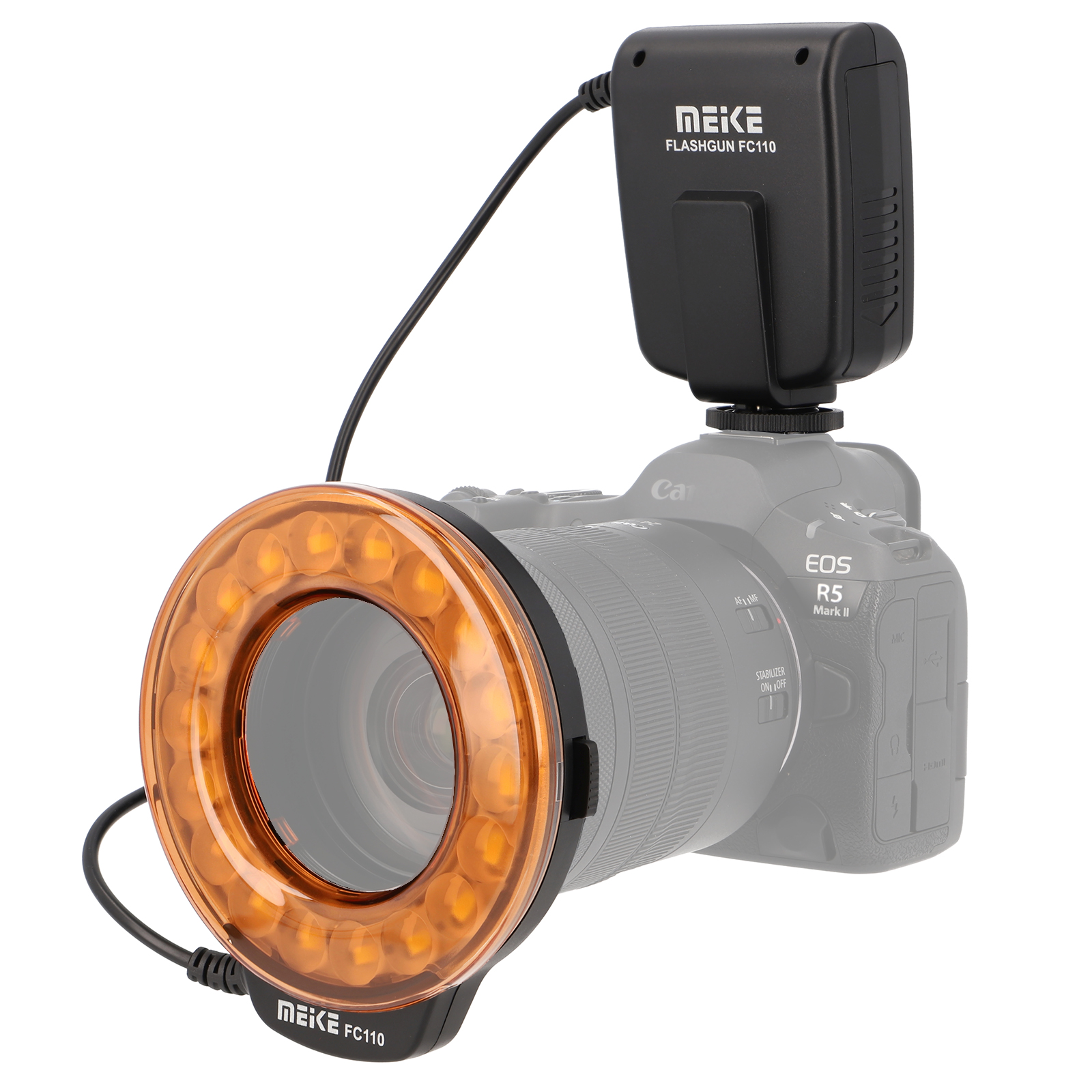 Eine Kamera mit einem orangen Ringlicht und Blitz, auf weißem Hintergrund.