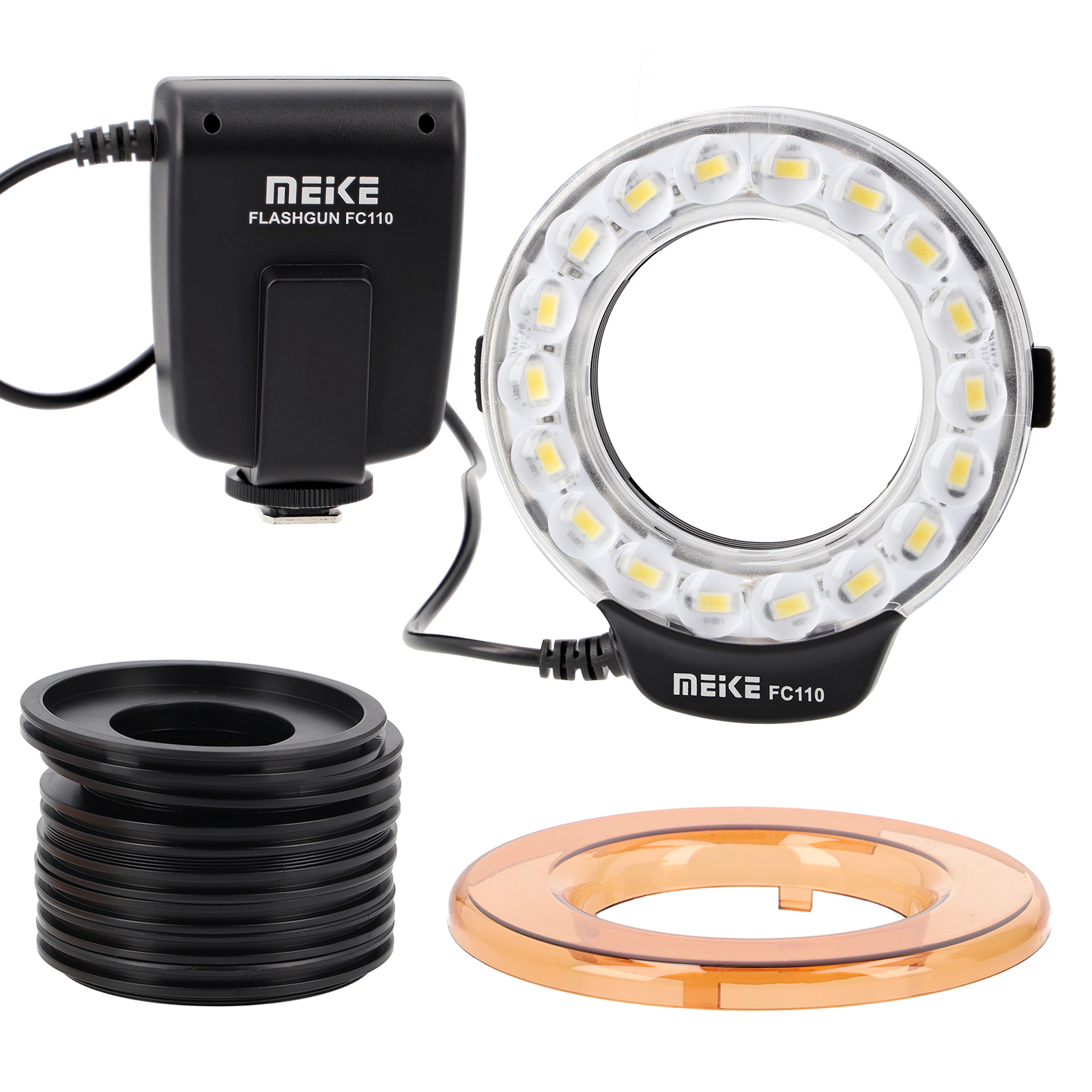 Ein schwarzes Blitzgerät, ein Ringlicht mit LEDs, schwarze Adapter und ein orangener Diffusor.