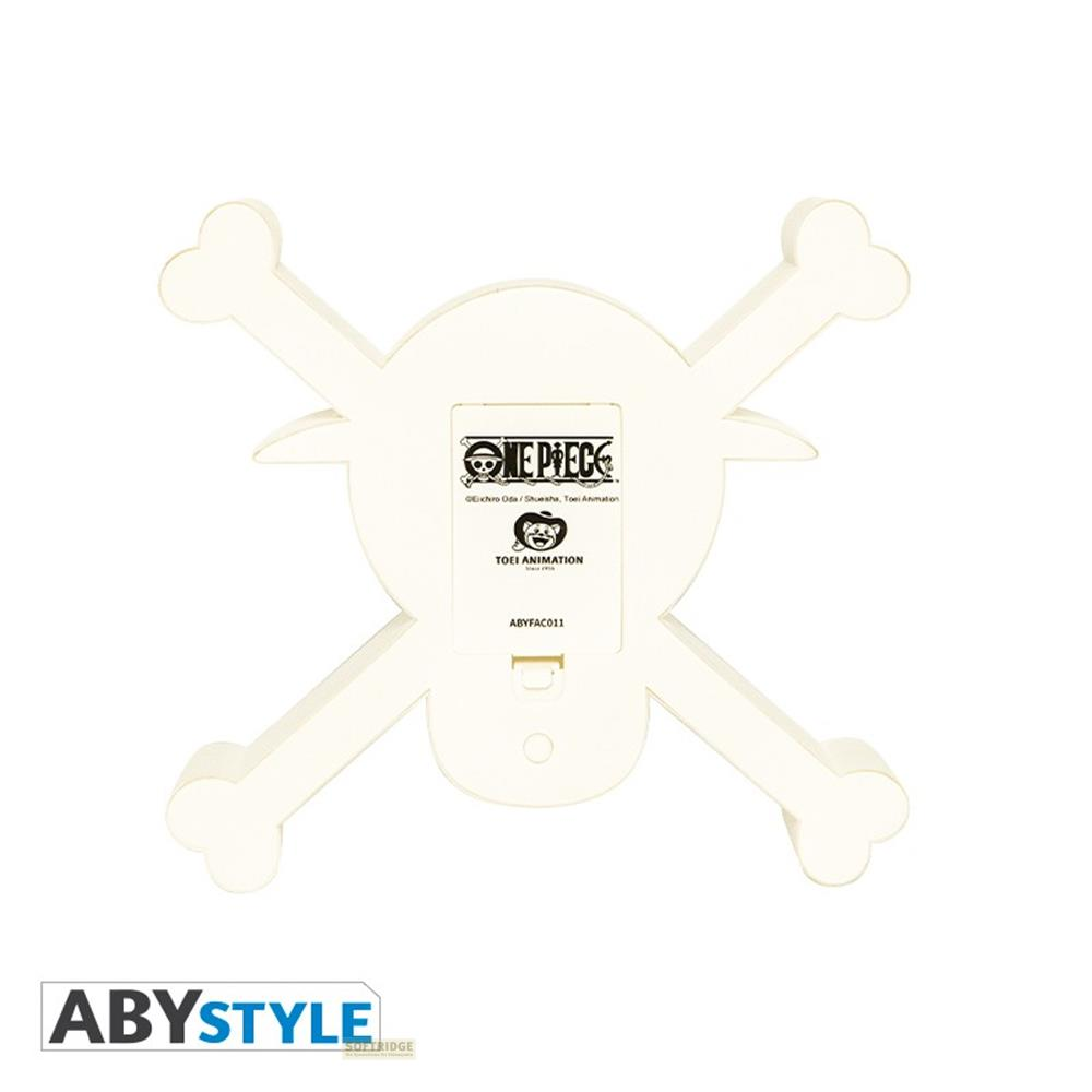 Un símbolo blanco de Jolly Roger con logos de anime y un código detrás.