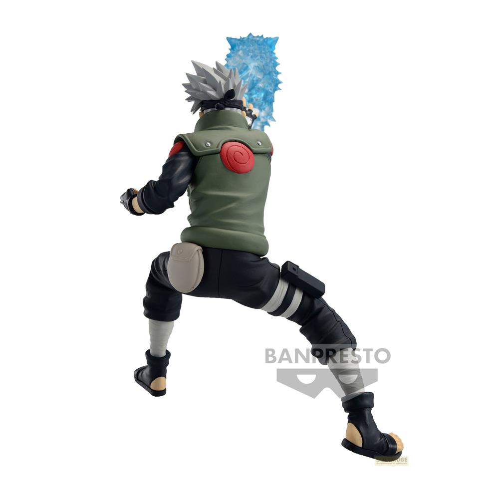 Eine Figur von Kakashi mit grauem Haar, die eine grüne Weste und schwarze Kleidung trägt und eine blaue Energie attacke ausführt.