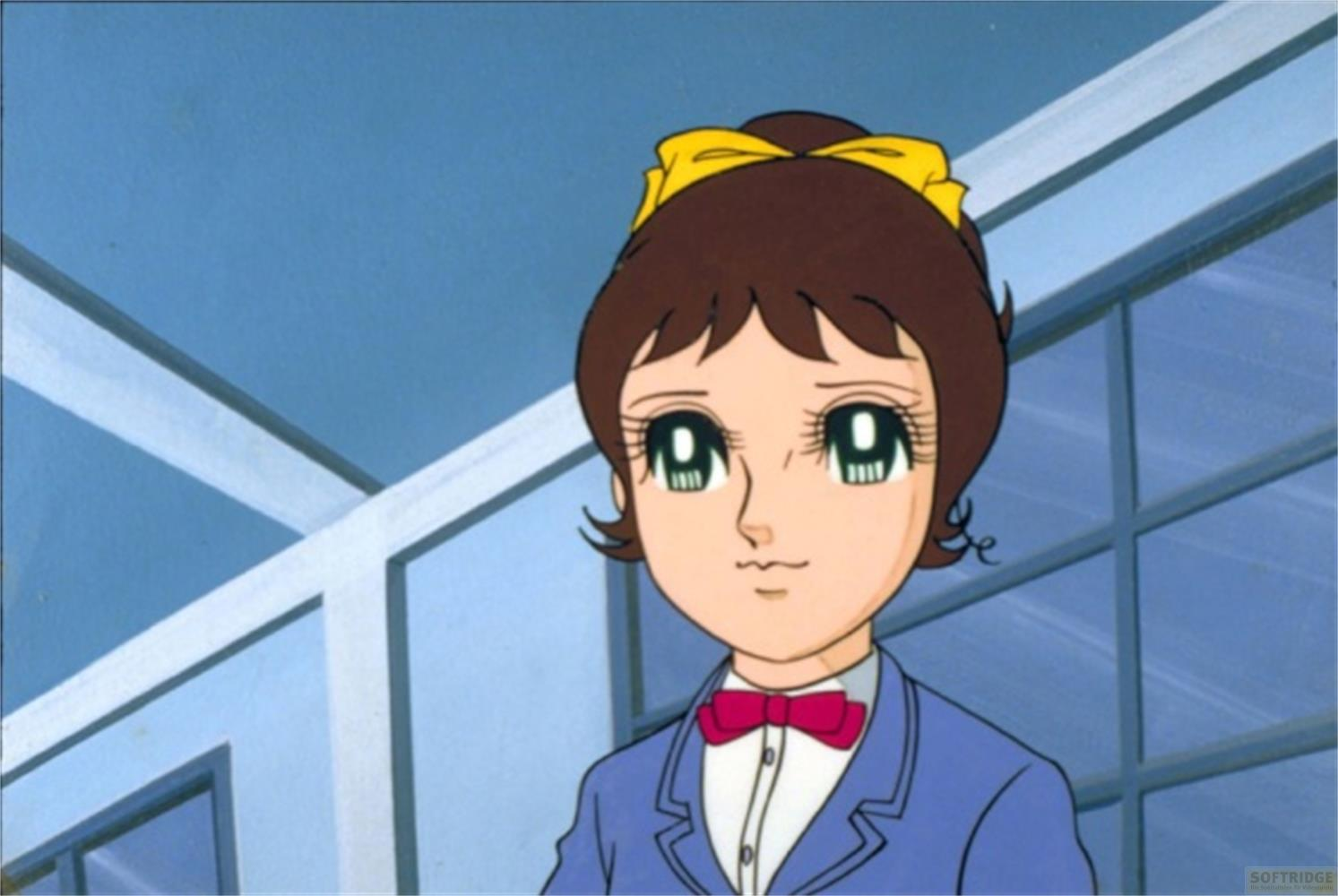 Ein Anime-Mädchen mit braunen Haaren und einer gelben Schleife trägt einen blauen Anzug mit Fliege.