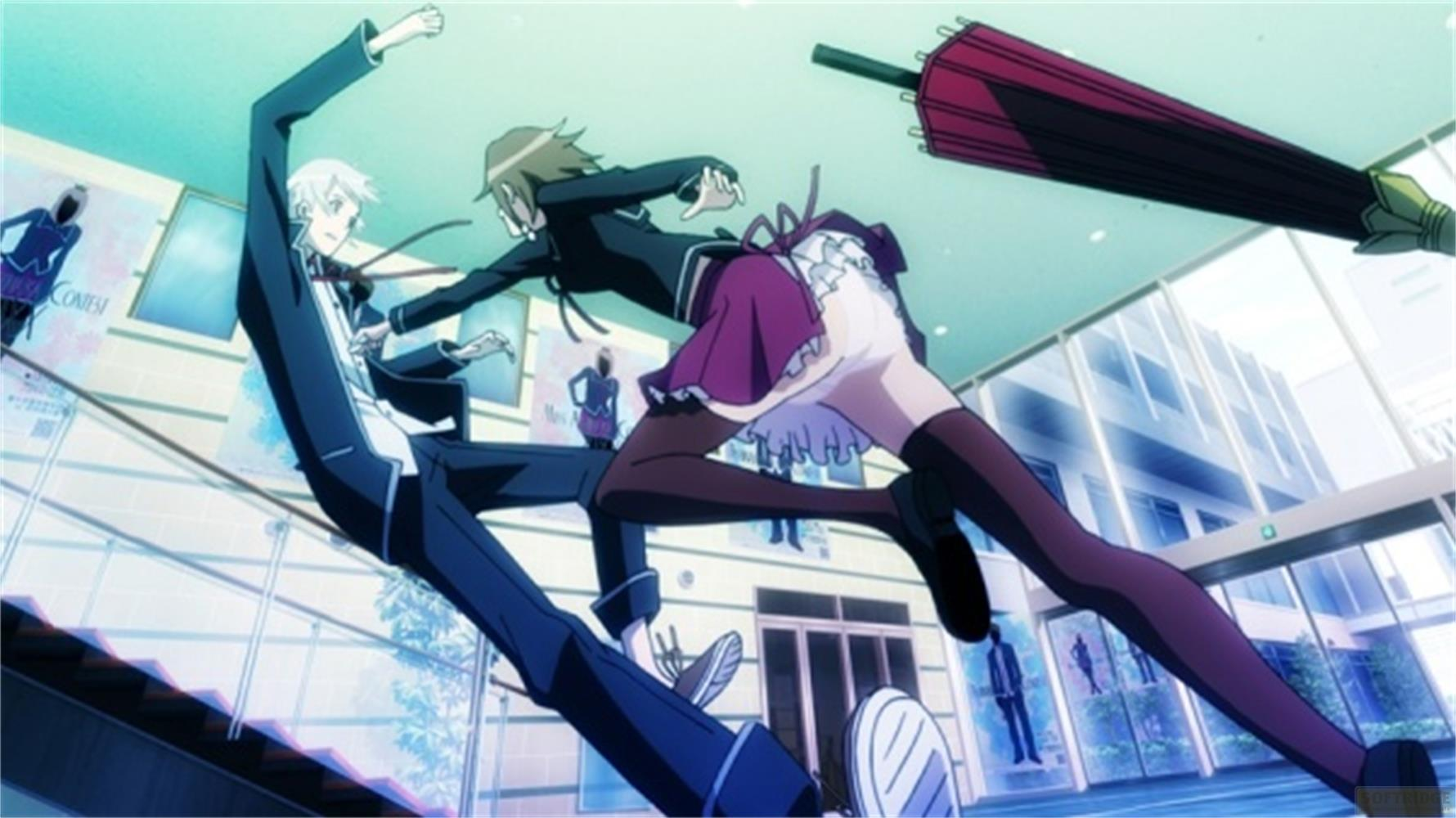 Personaggi anime combattono in un edificio di vetro. Un uomo in giacca e cravatta e una donna con gonna viola.