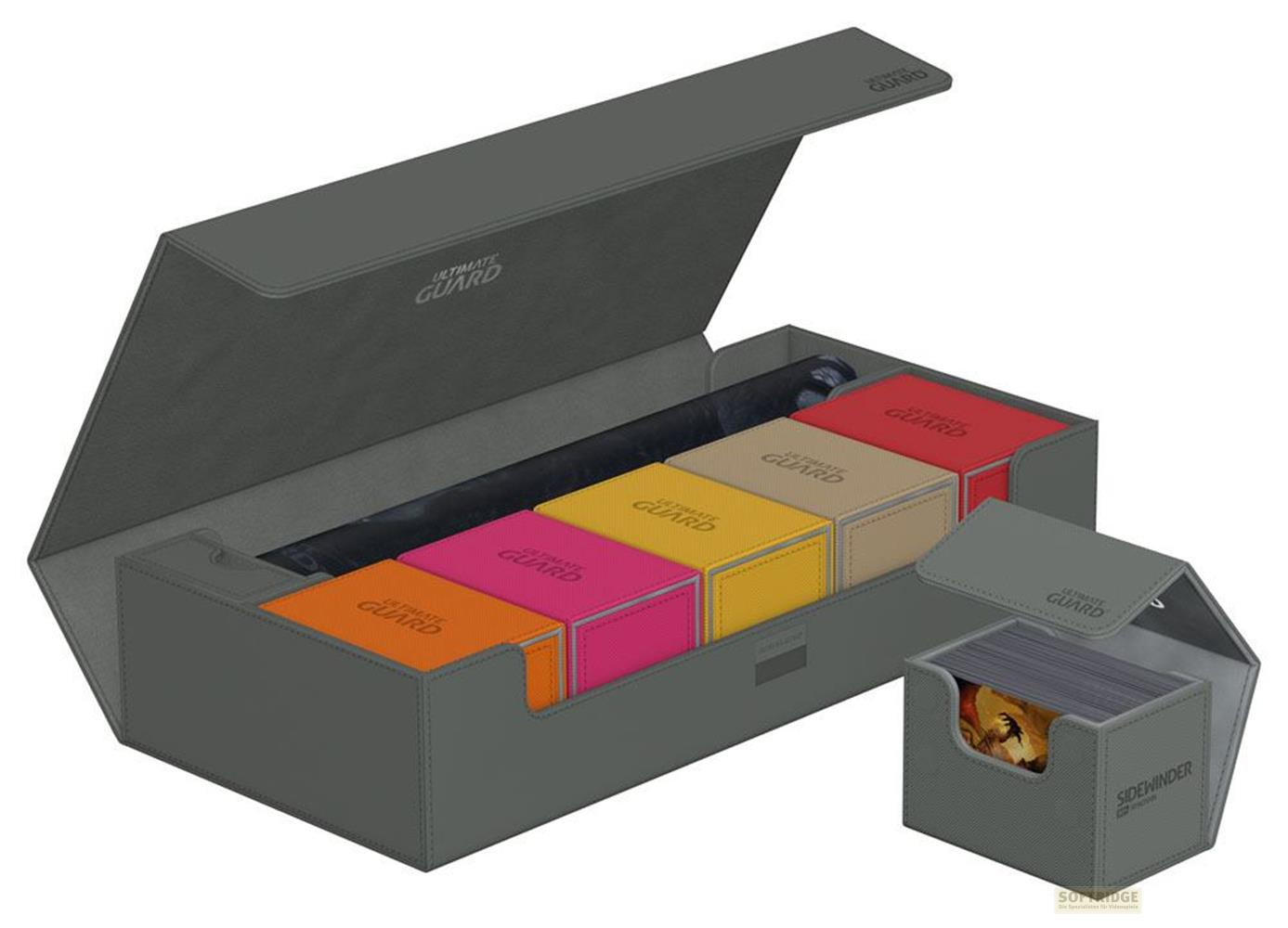 Graue Aufbewahrungsboxen für Sammelkarten, einige mit farbigen Deckeln: Orange, Pink, Gelb, Beige, Rot.