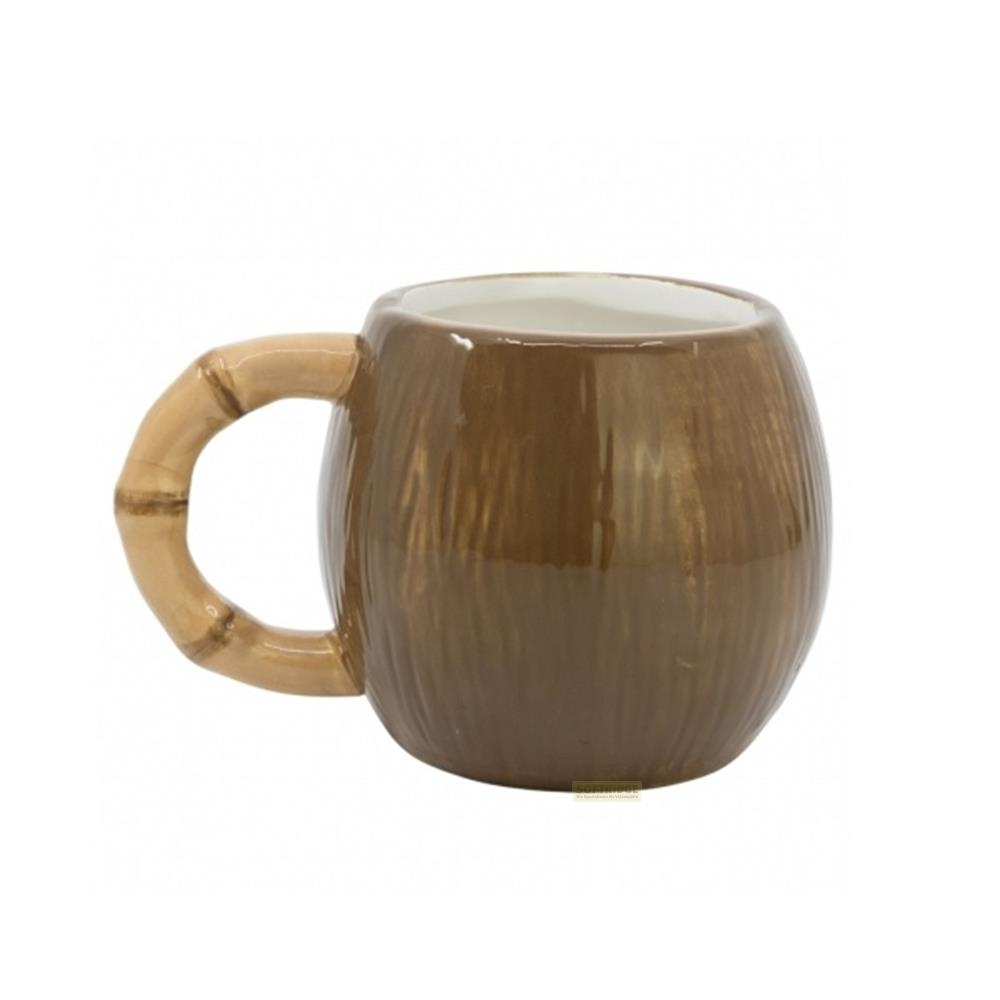 Eine braune Kokosnuss-Tasse mit einem Bambushenkel auf weißem Hintergrund.