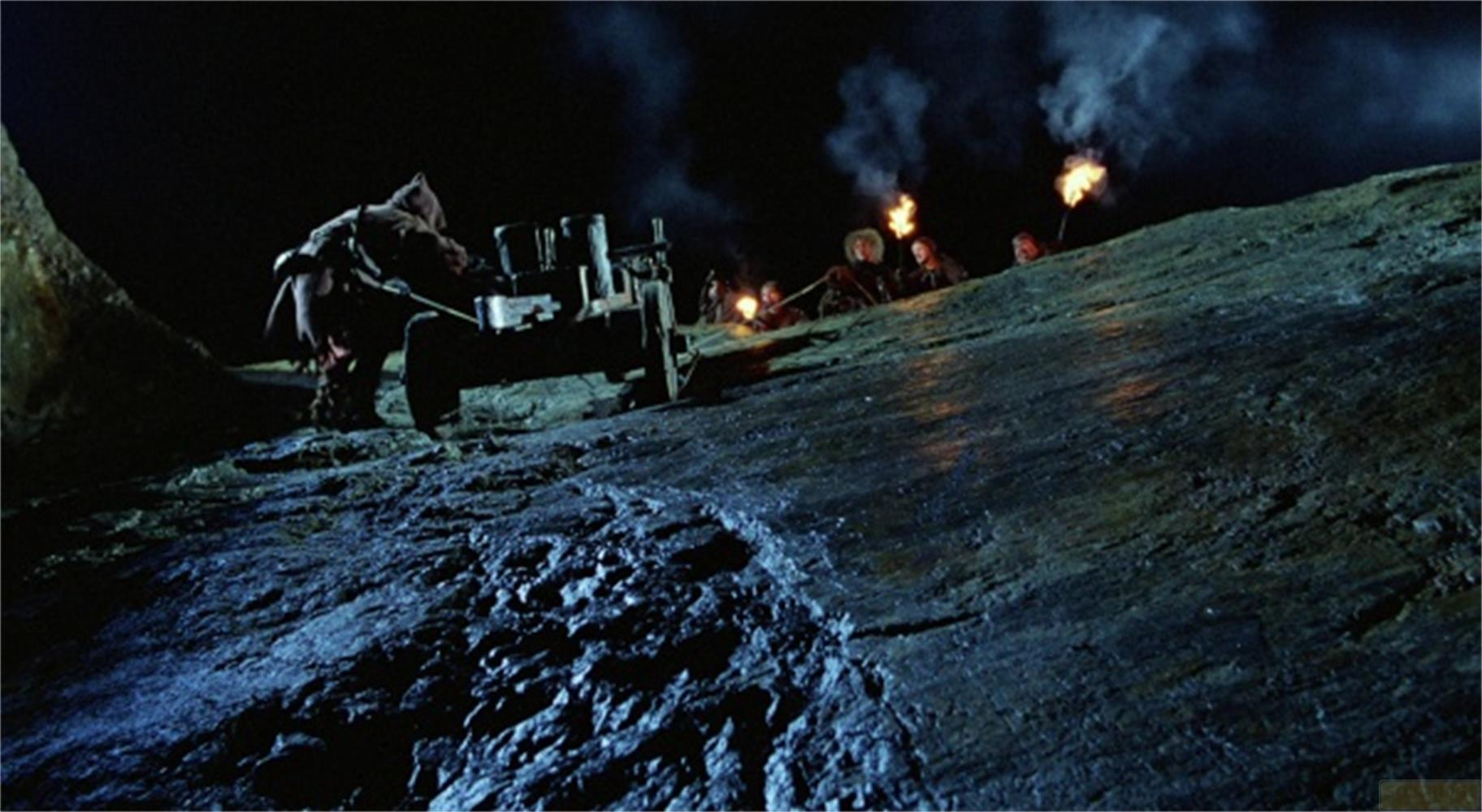 Un soldato con un cannone su un paesaggio roccioso e buio di notte.