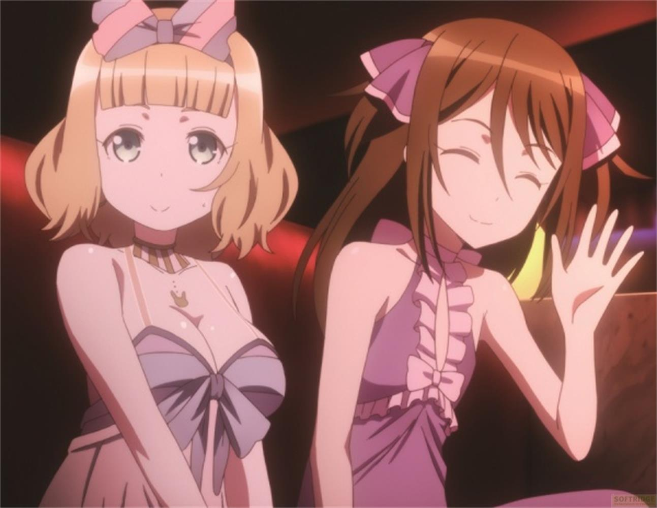 Due ragazze anime in vestiti viola. Una saluta.