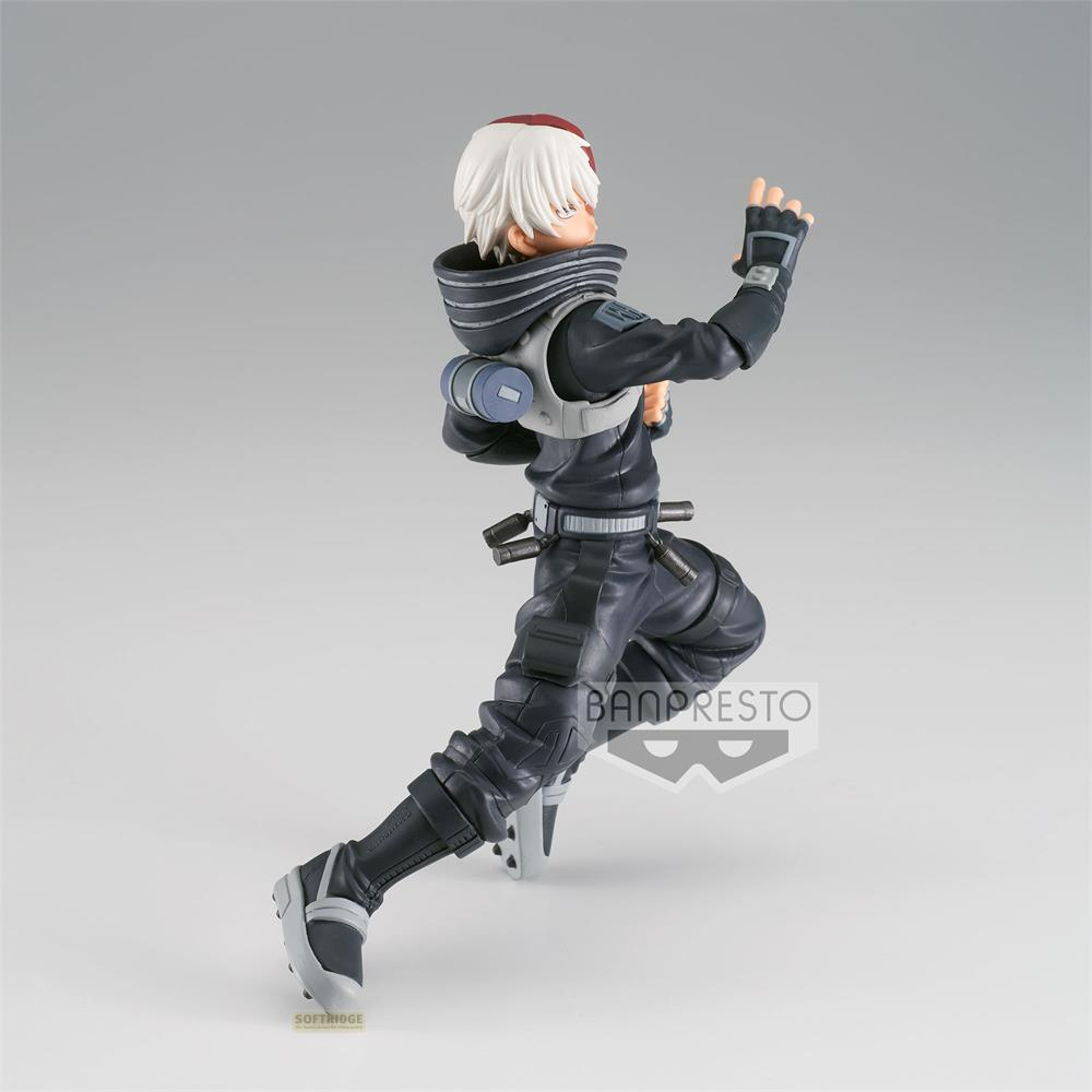 Figura de Shoto Todoroki con ropa oscura, inclinándose hacia adelante.