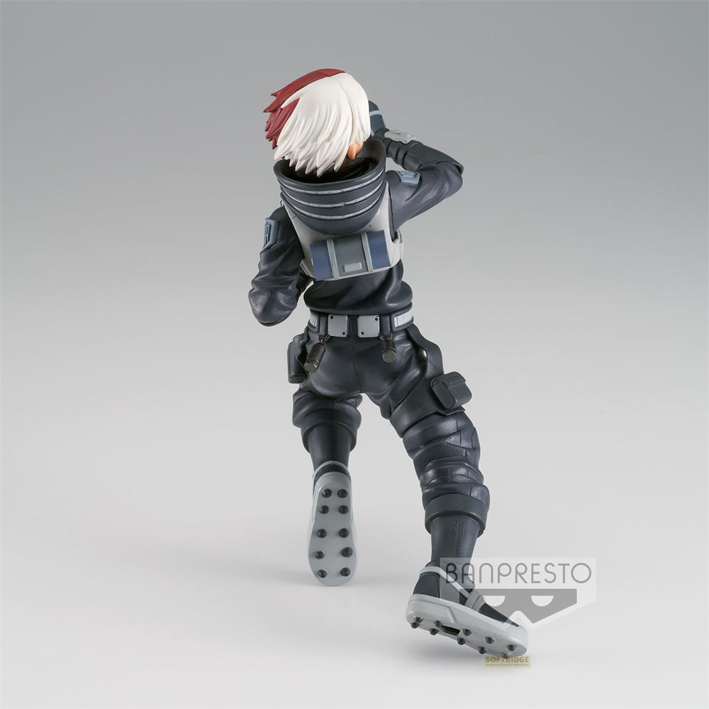 Figura de cabello blanco y rojo con uniforme oscuro y detalles grises.