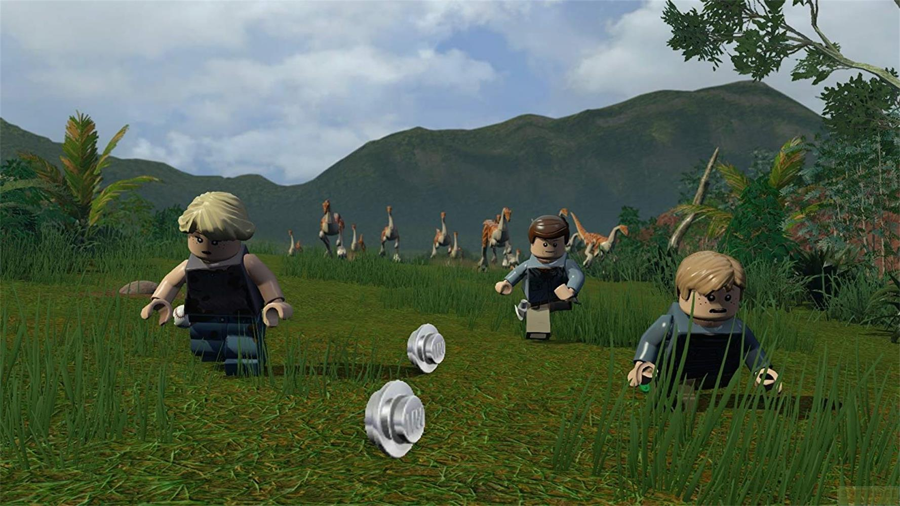 Lego-Figuren rennen auf einer grünen Wiese vor Dinosauriern weg.