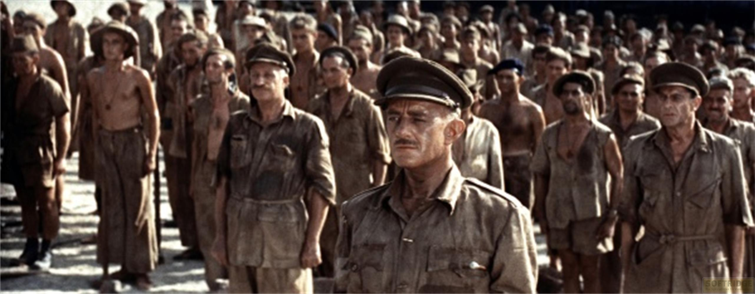 Uomini in uniforme stanno vicini all'aperto.
