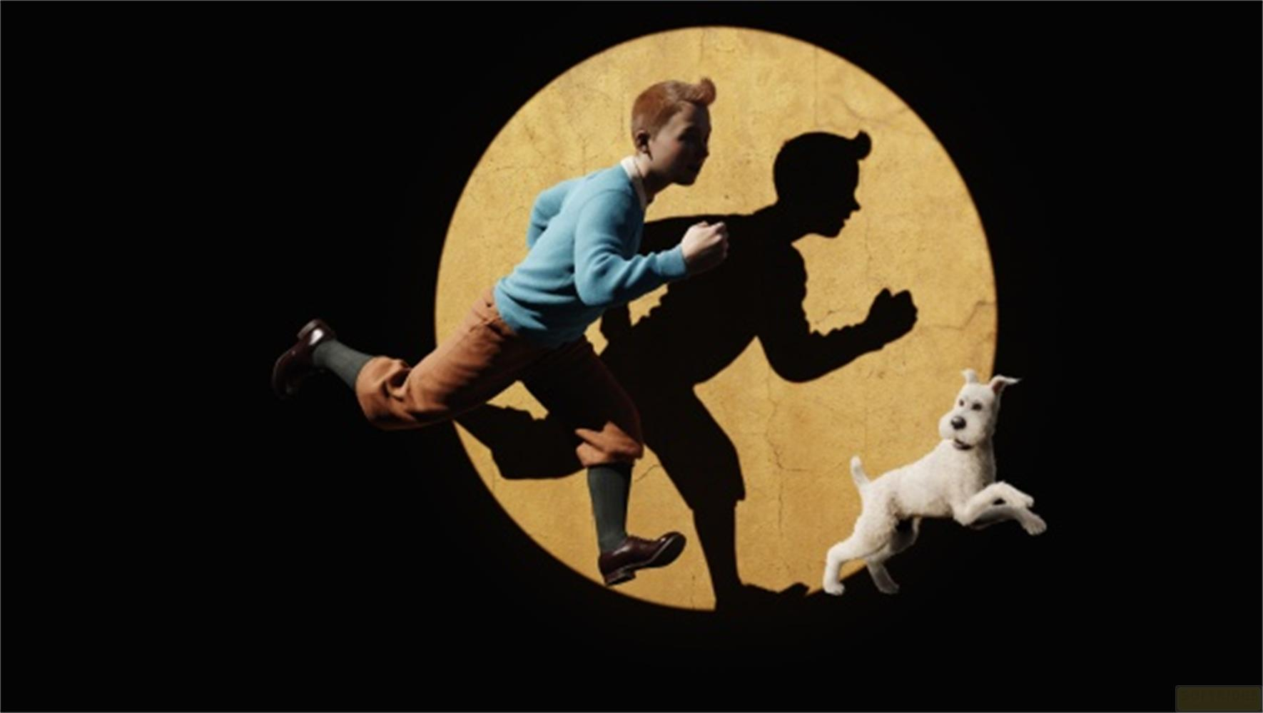 TinTin läuft in einem gelben Scheinwerferlicht mit seinem weißen Hund, im Hintergrund ist seine Silhouette zu sehen.