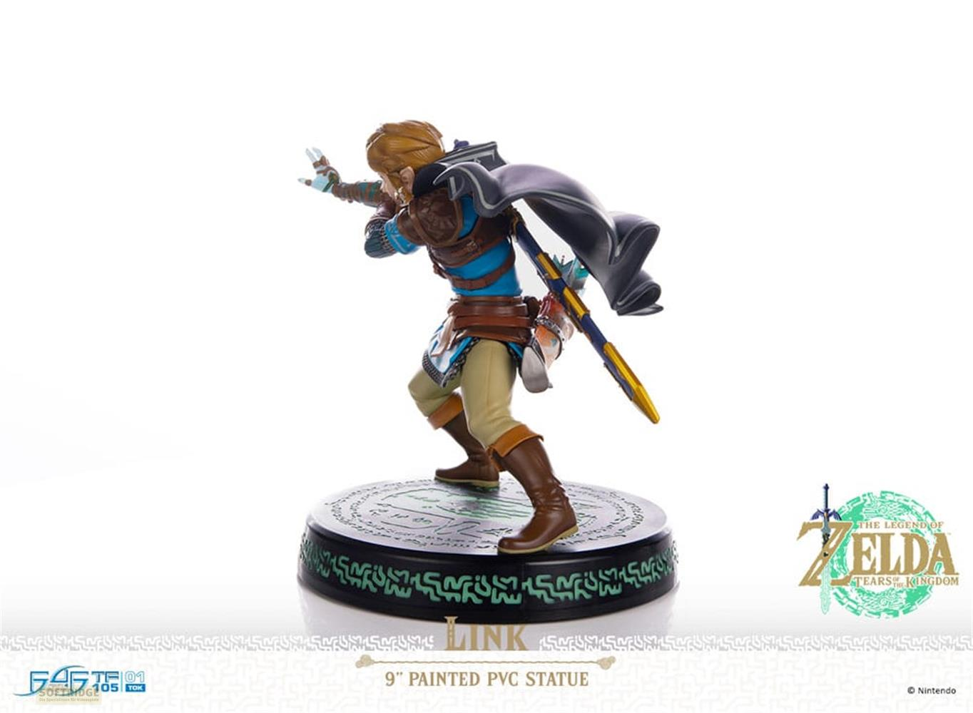 Una figura de Link de "The Legend of Zelda" sobre una base.