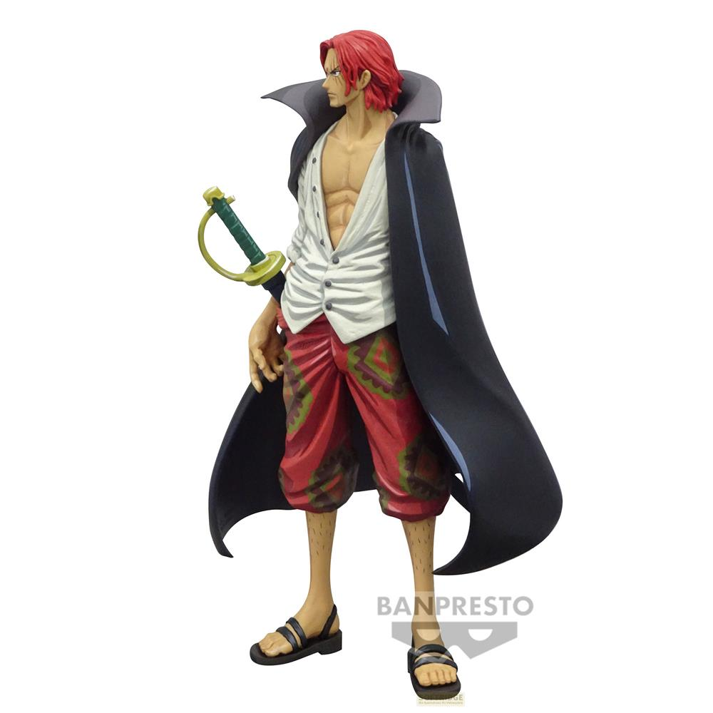 Una figura de Shanks con pelo rojo, vistiendo camisa blanca, pantalón rojo y capa negra.