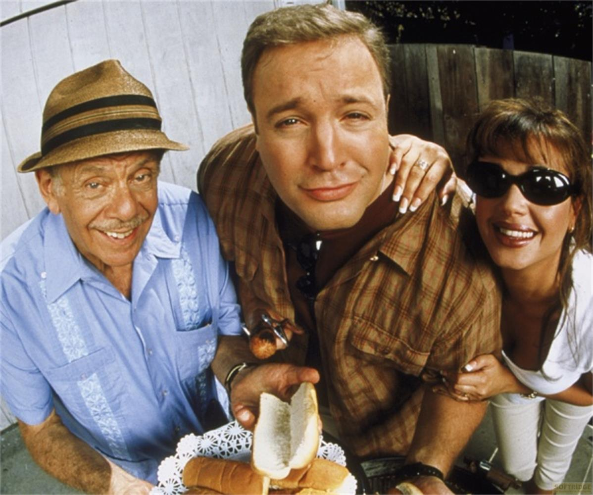 Tre persone posano per una foto, due uomini e una donna, con hot dog e panini.