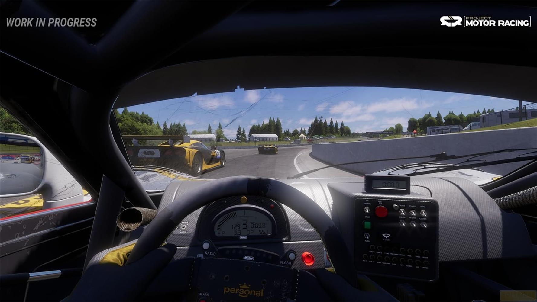 Vista cockpit auto da corsa con auto gialle in pista alla luce del giorno.