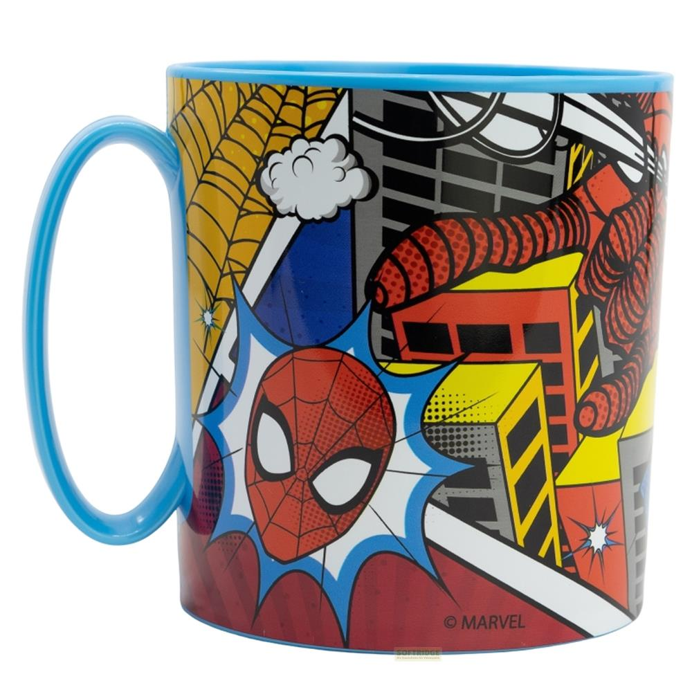 Eine Tasse mit Spiderman-Comic-Design, die eine Stadt und Spiderman zeigt.