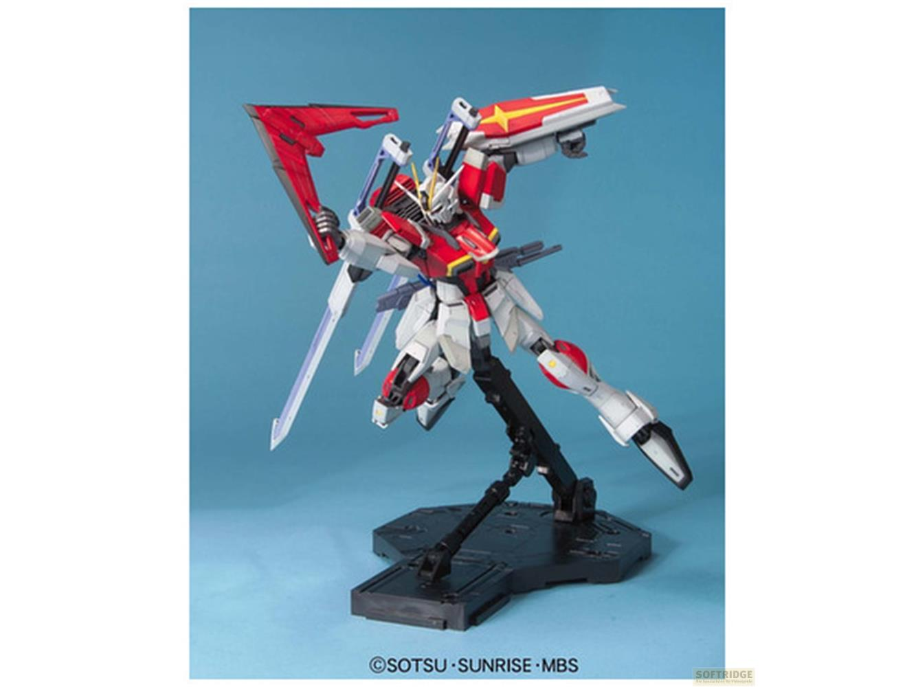 Un robot Gundam bianco, rosso e blu su un supporto nero con sfondo blu.